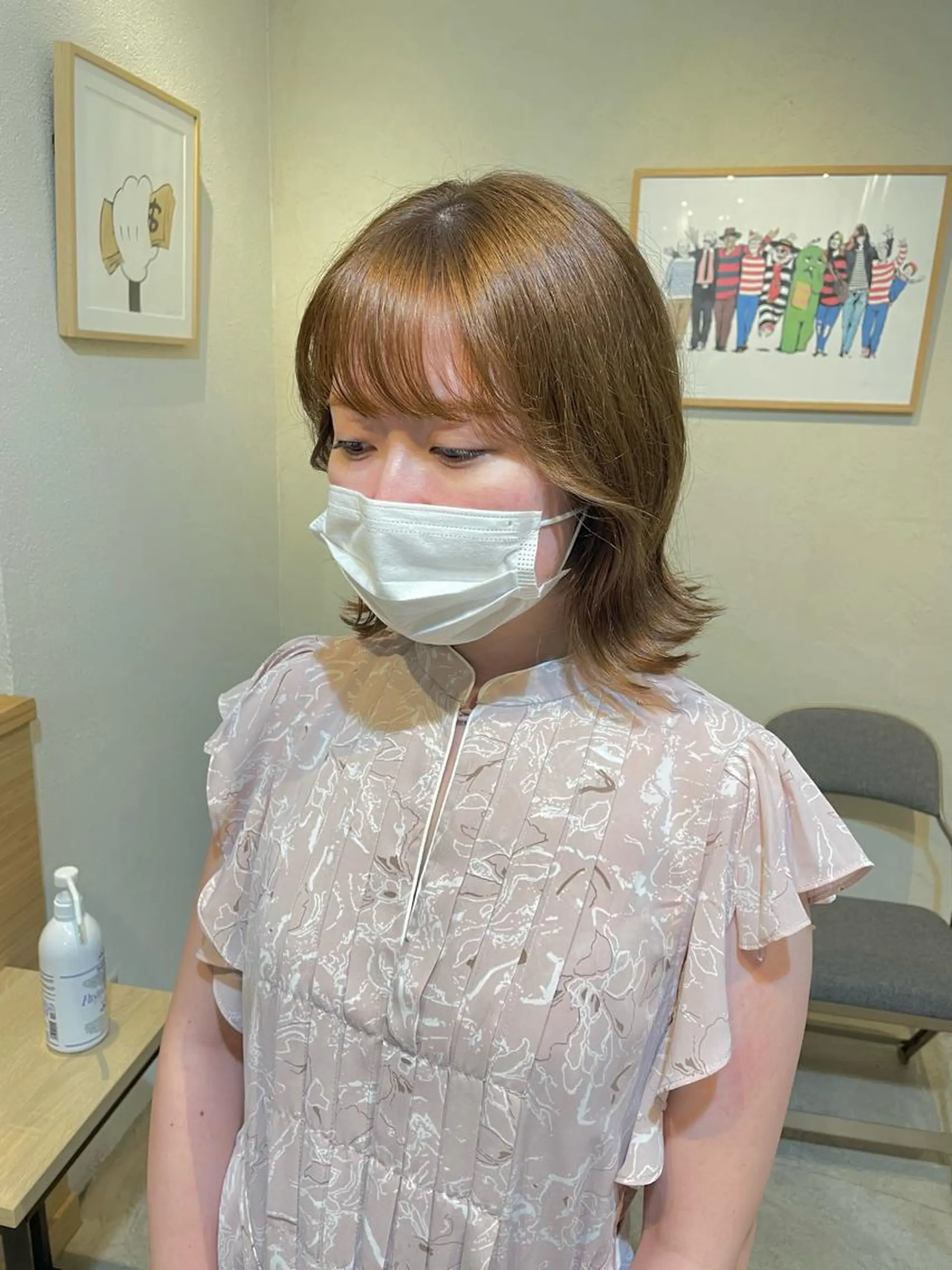 ミディアム カラー 顔周りカット Takanishi くすみベージュカラーのヘアスタイル