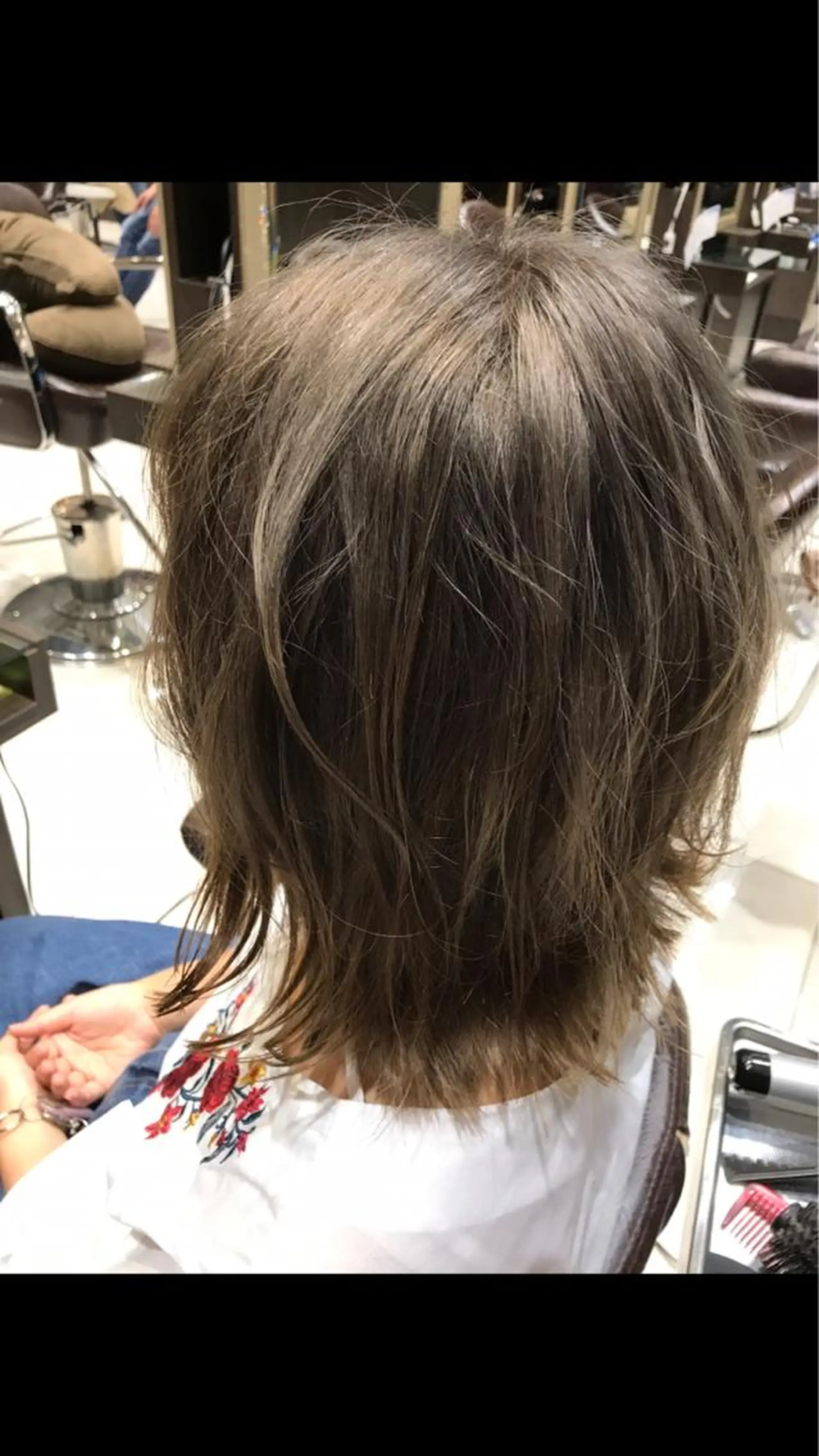 ショート カラー アッシュ ブリーチ 外ハネヘア yui .のヘアスタイル