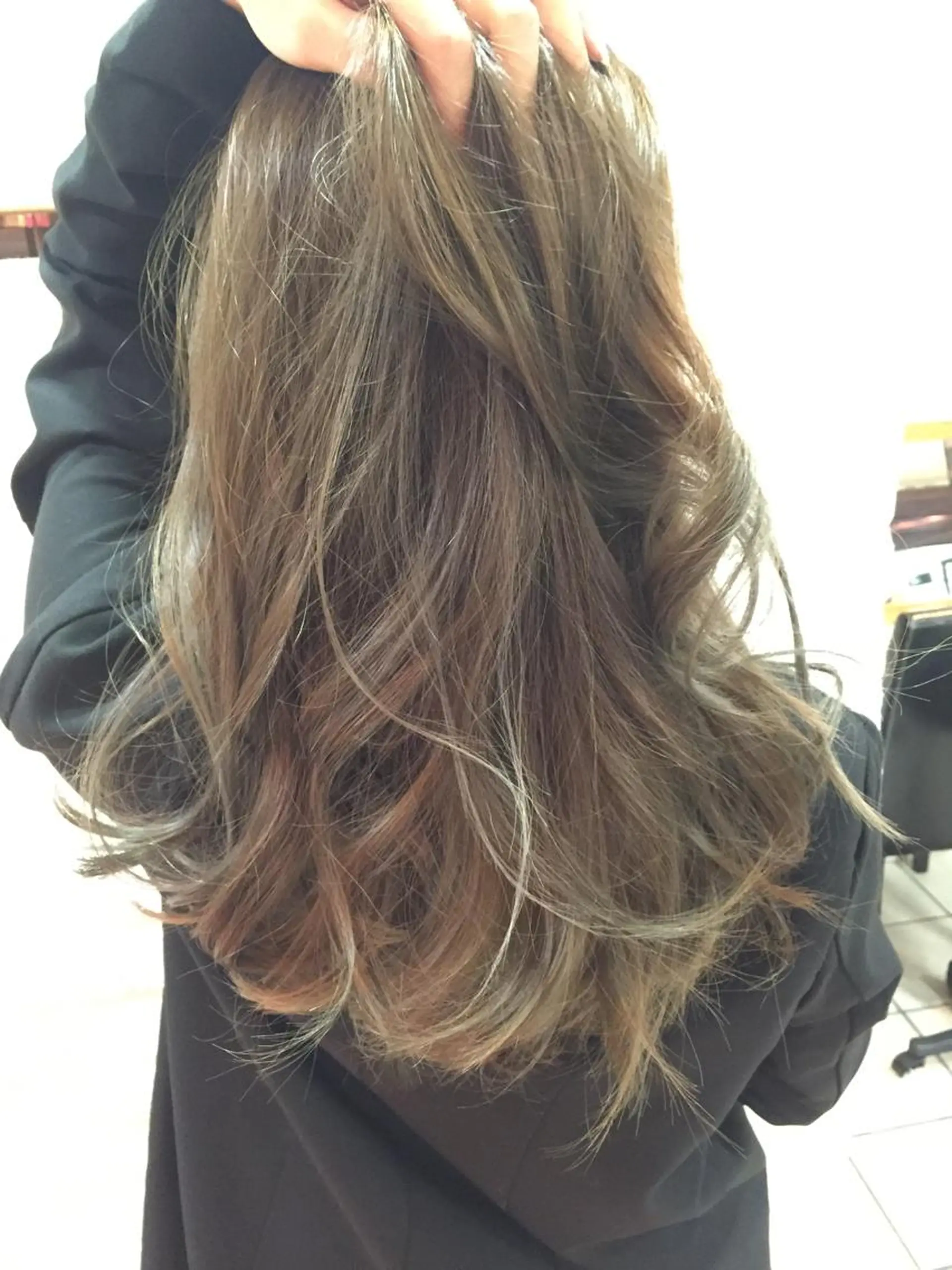 ミディアム セミロング ロング カラー アッシュ ブリーチ ハイライトカラー ハイライト 西村 達哉のヘアスタイル
