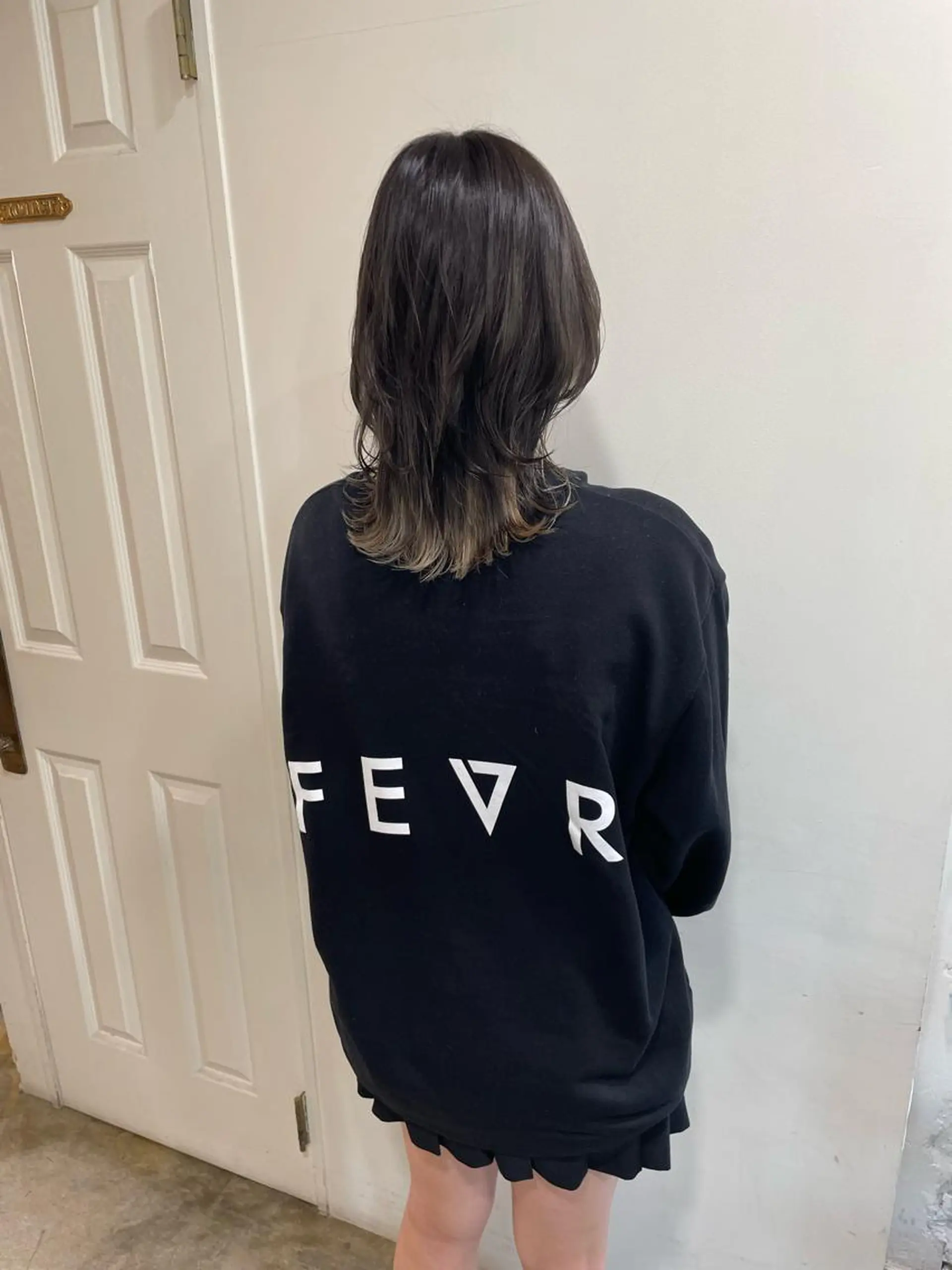 ミディアム カラー ブリーチ ブロンド ホワイトブロンド カット ヘアカラー トリートメント MIOベージュカラー 柔らかいカラーのヘアスタイル