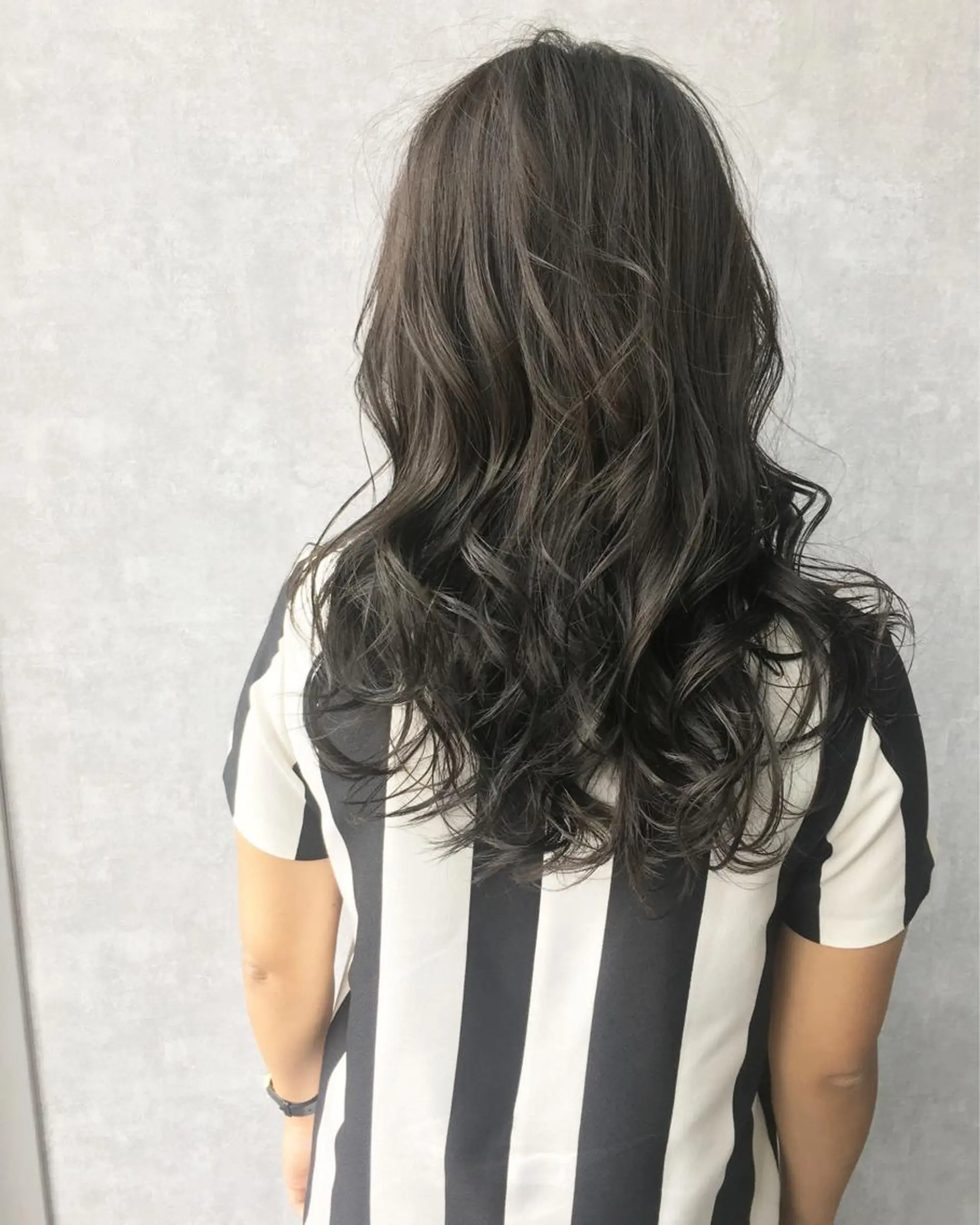 セミロング カラー ブルーカラー ブルージュ ハイライトカラー ハイライト レイヤーカット BLend 渋谷のヘアスタイル