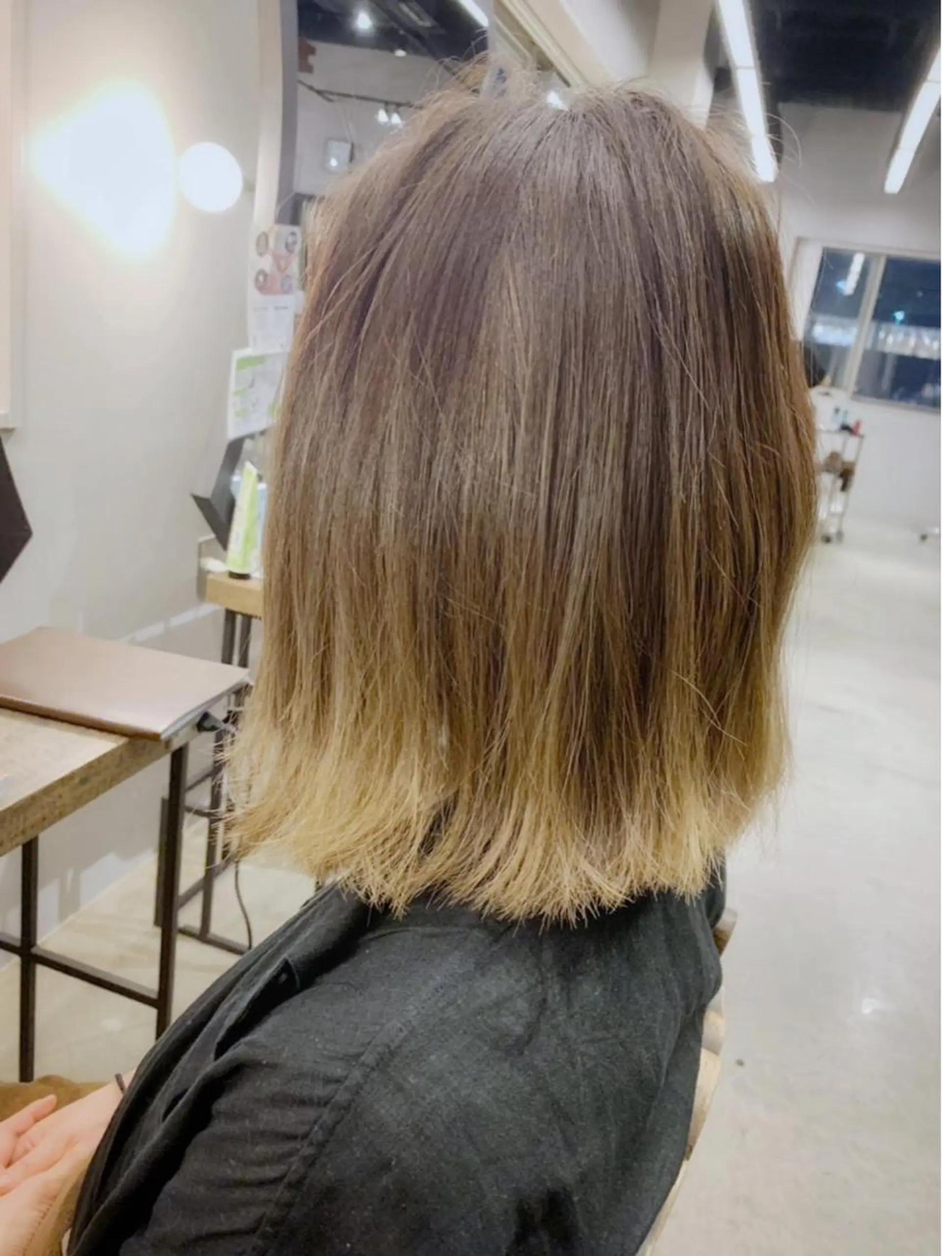 セミロング 外ハネヘア ヘアカラー 佐藤 美紅のヘアスタイル