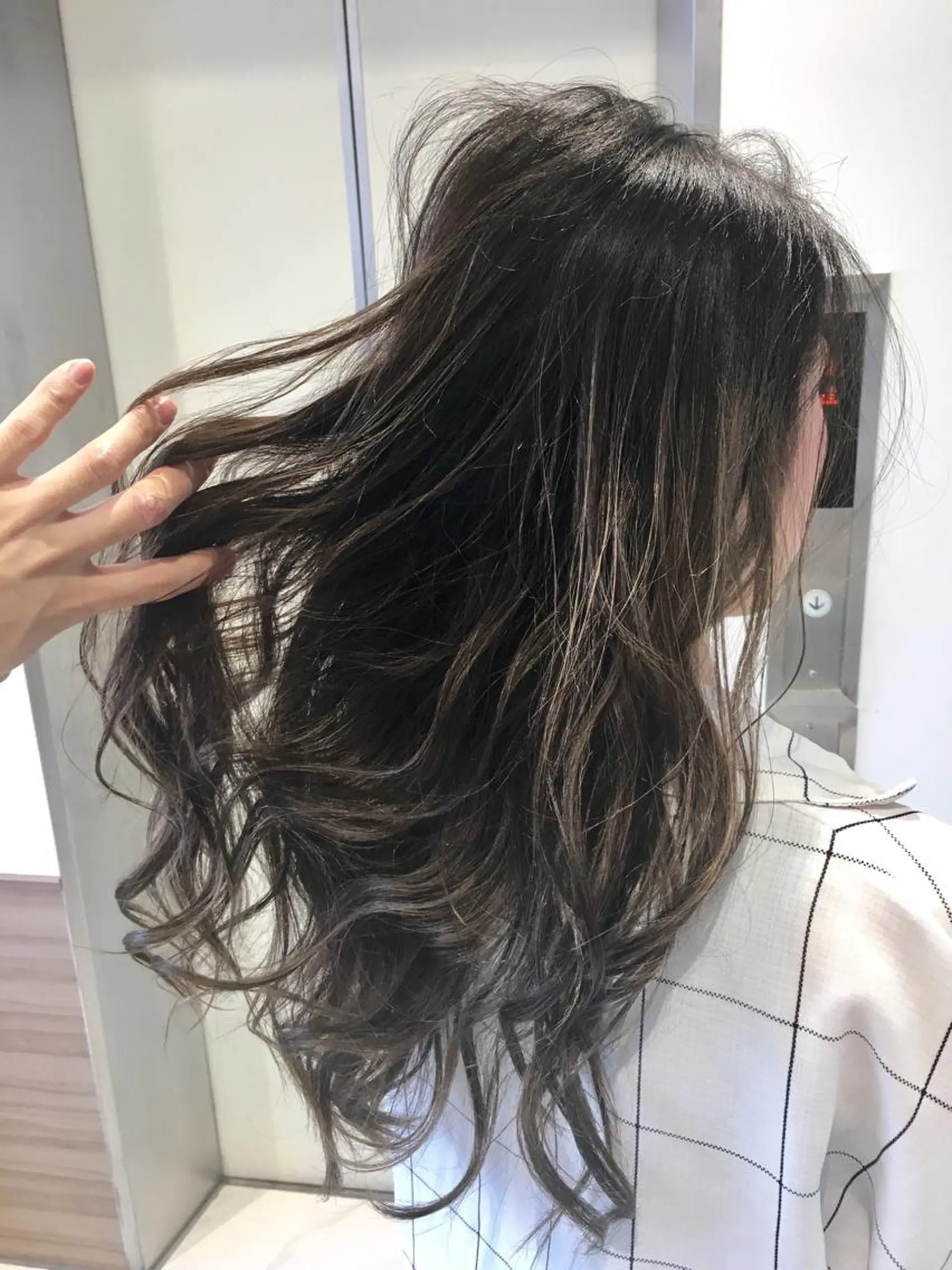 ロング カラー グレージュ ハイライトカラー ハイライト 店長 小池アキトのヘアスタイル