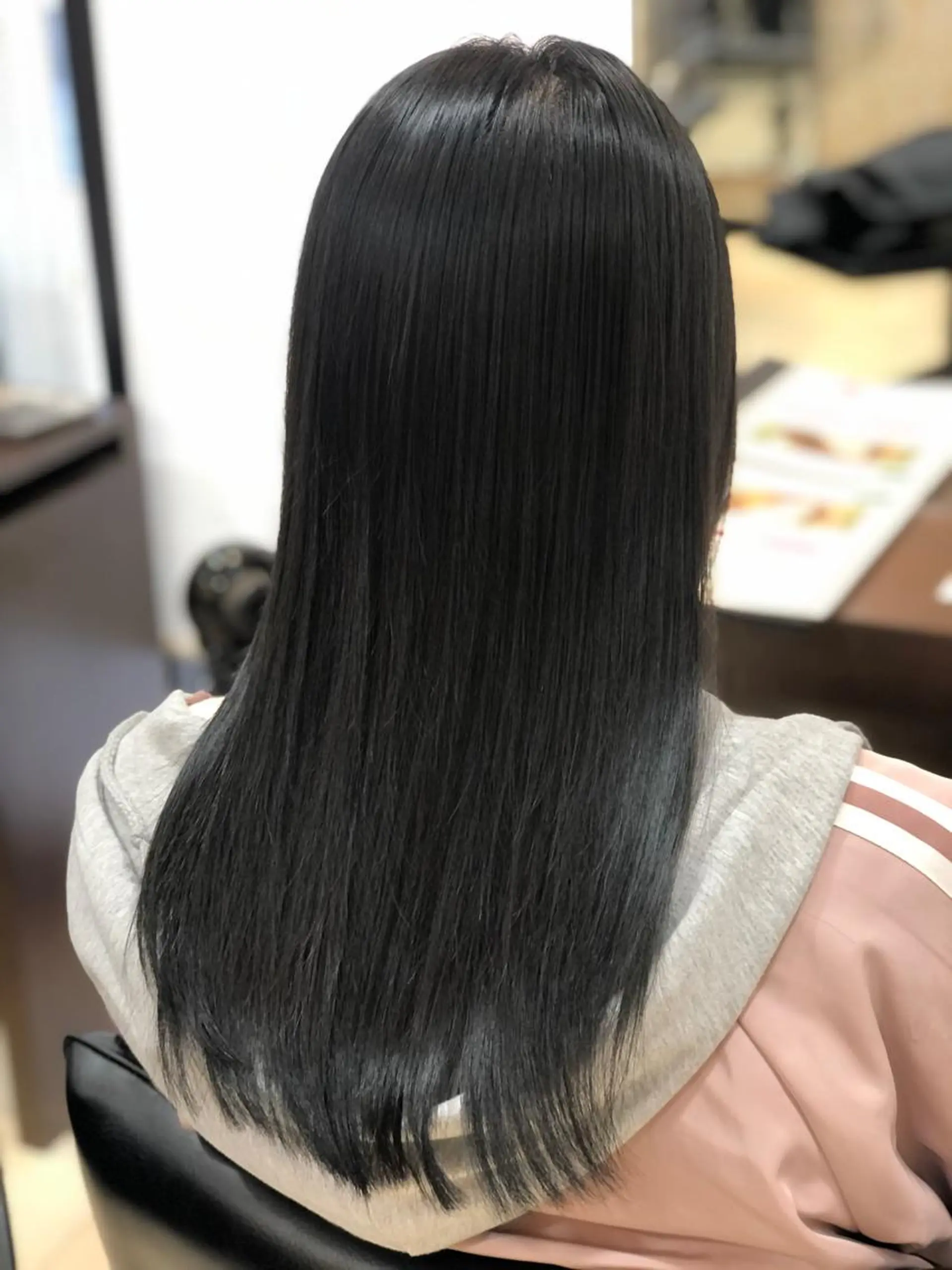 セミロング カラー アッシュ アッシュグレー 嶌田 沙紀のヘアスタイル