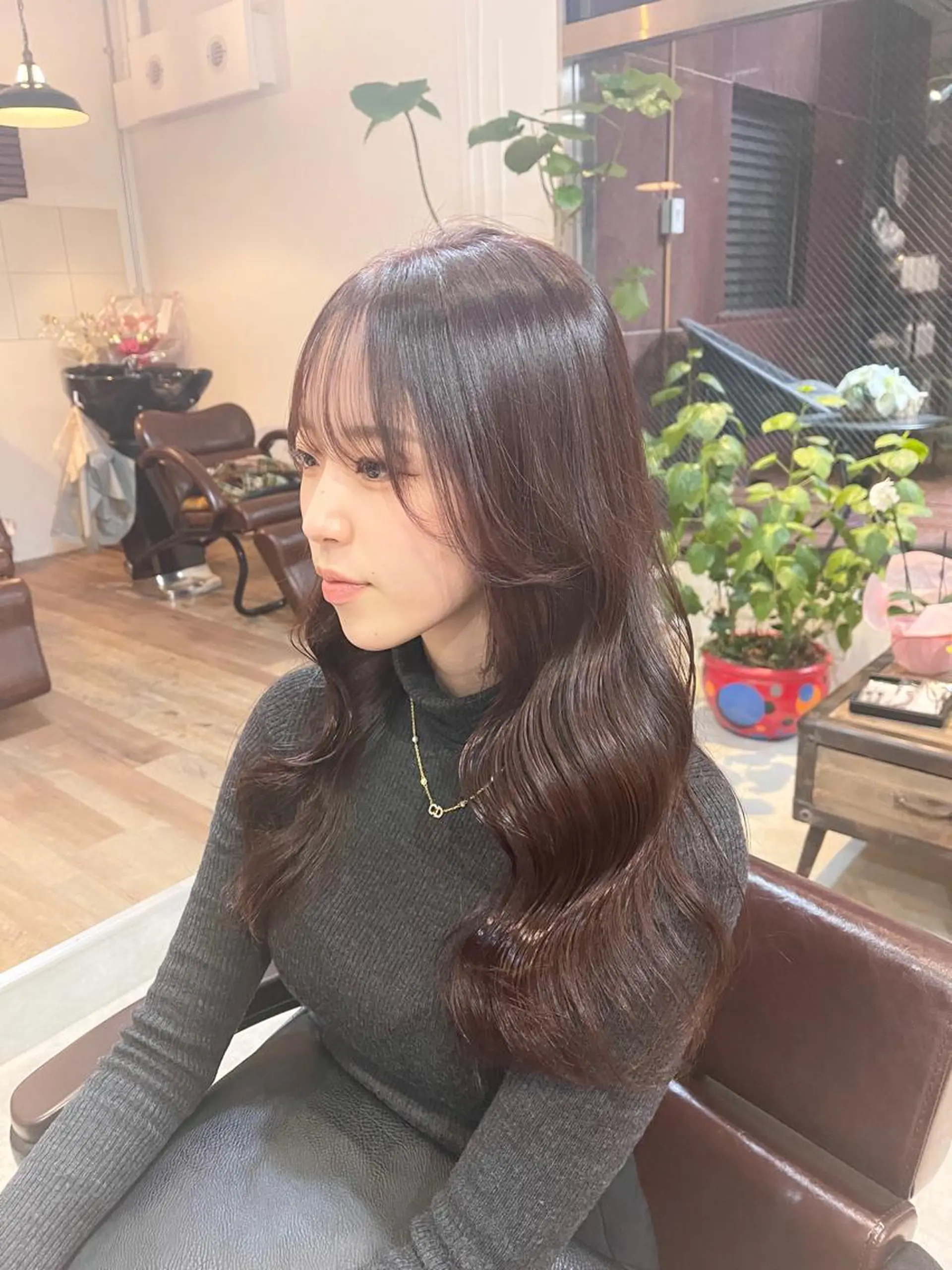 ロング カラー カシス レッドカラー 顔周りカット 髪質改善で 憧れの潤艶美髪にのヘアスタイル