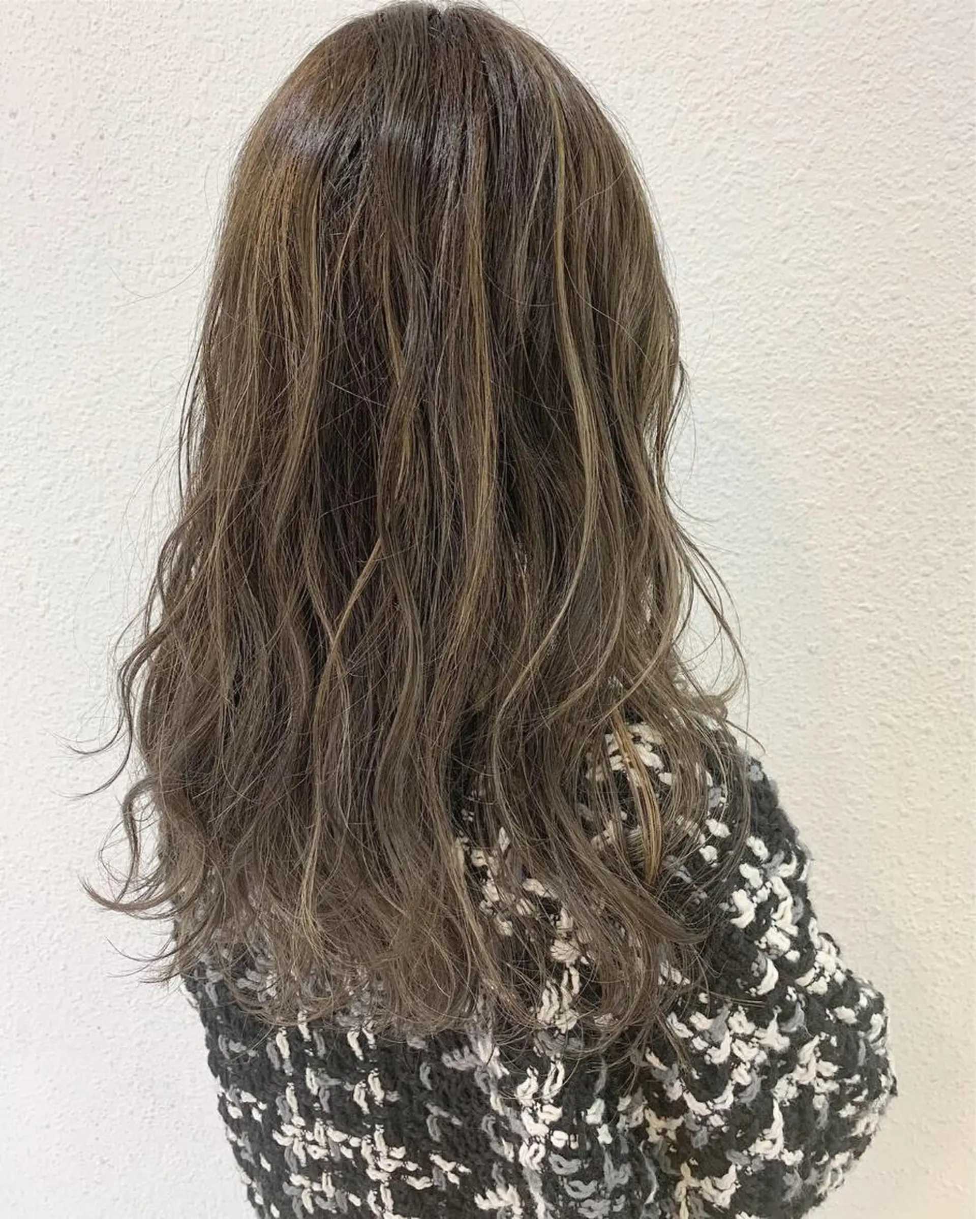 ロング カラー グレージュ ハイライトカラー ミルクティーグレージュ ハイライト 🟦メンズパーマ🟦 横浜駅｜小上馬淳司のヘアスタイル