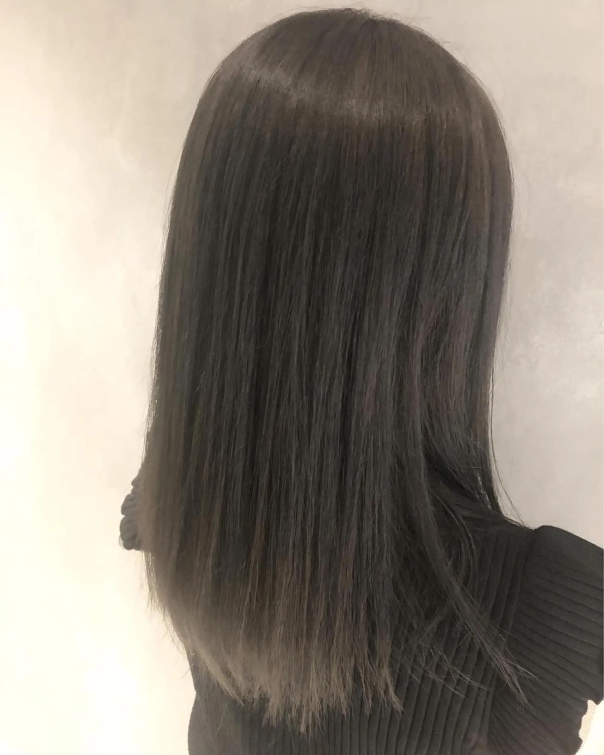 セミロング カラー 黒髪 ダークグレー グレーブラック 長谷川 沙紀のヘアスタイル