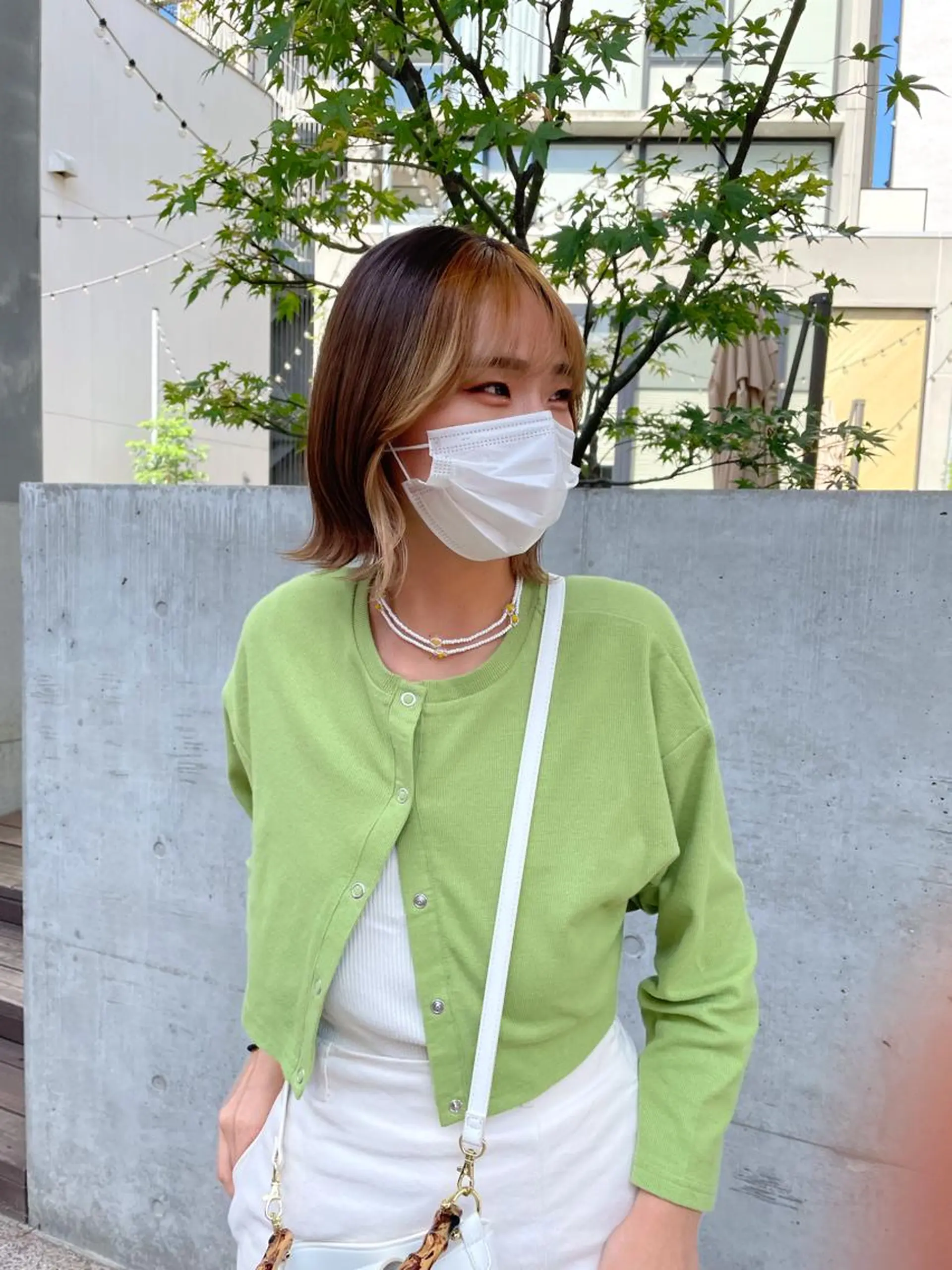 ショート カラー パーマ ヘアアレンジ ボブレイヤー ミストバング  フェイスフレーミング ハイトーンカラー ボブ 山下 とよかのヘアスタイル