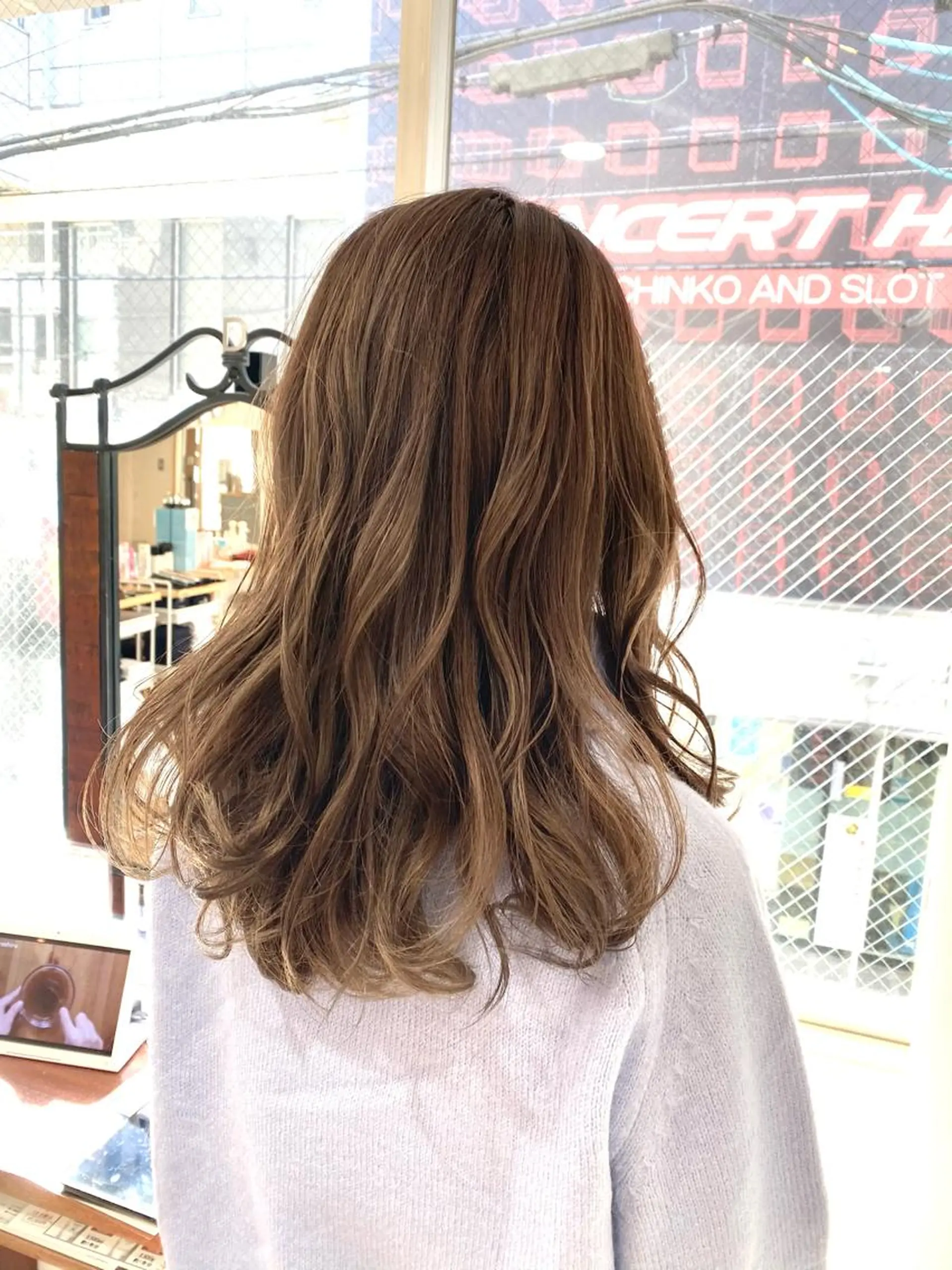 セミロング カラー ベージュカラー ダブルカラー ハイライトカラー ミルクティーベージュ ハイライト カット ヘアカラー トリートメント Kazu .Kのヘアスタイル