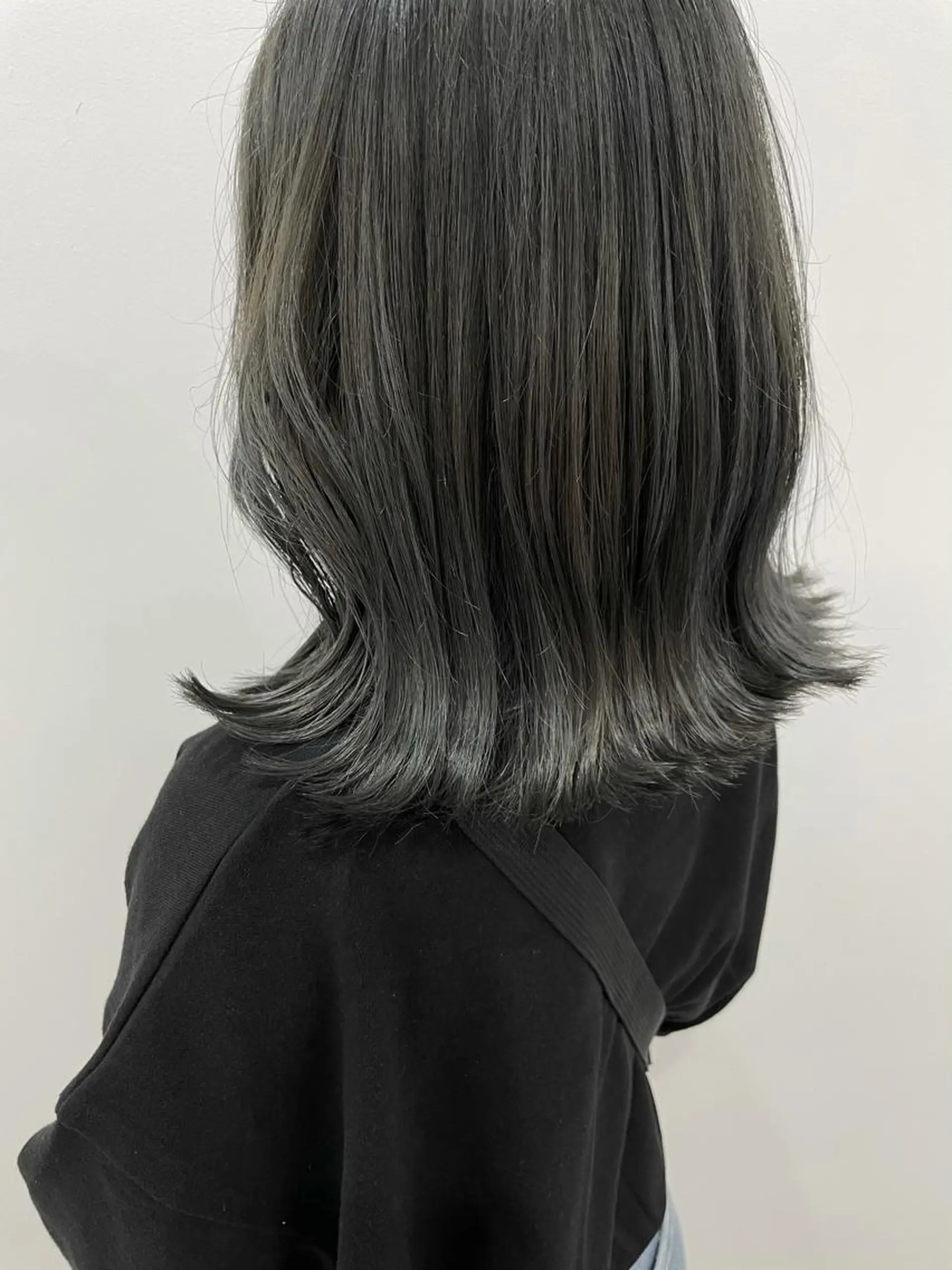 ミディアム カラー akane .のヘアスタイル