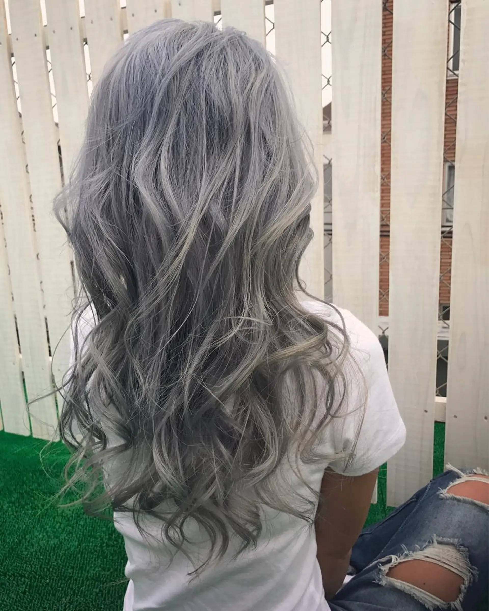 ミディアム セミロング ロング アッシュ ボブ くびれヘア くせ毛 伸ばしかけ FOLK所属・白髪ぼかしハイライト バレイヤージュヤマトのヘアスタイル