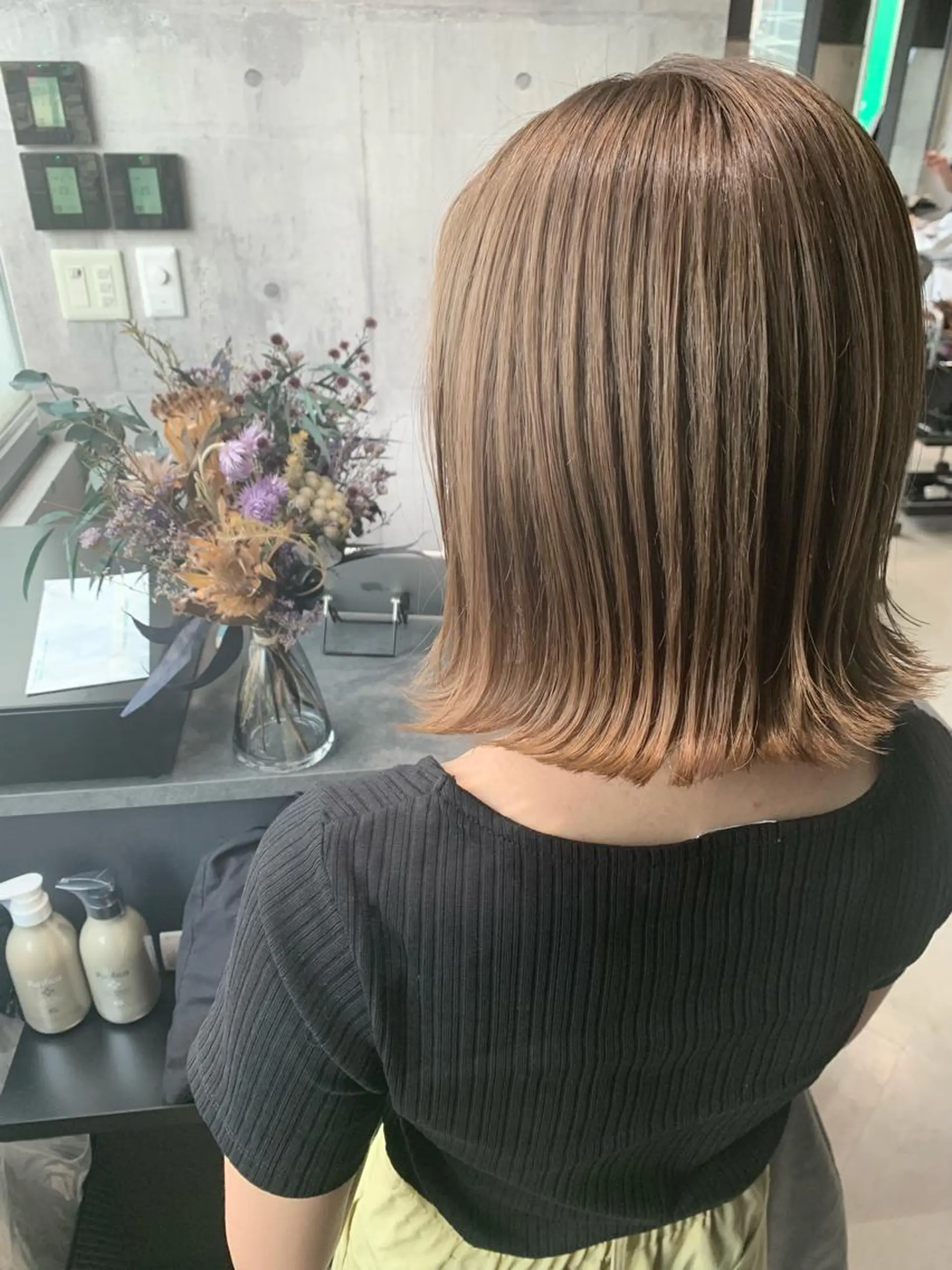 ミディアム ボブ 外ハネヘア mimiiy梅田 中崎町ハイトーンのヘアスタイル