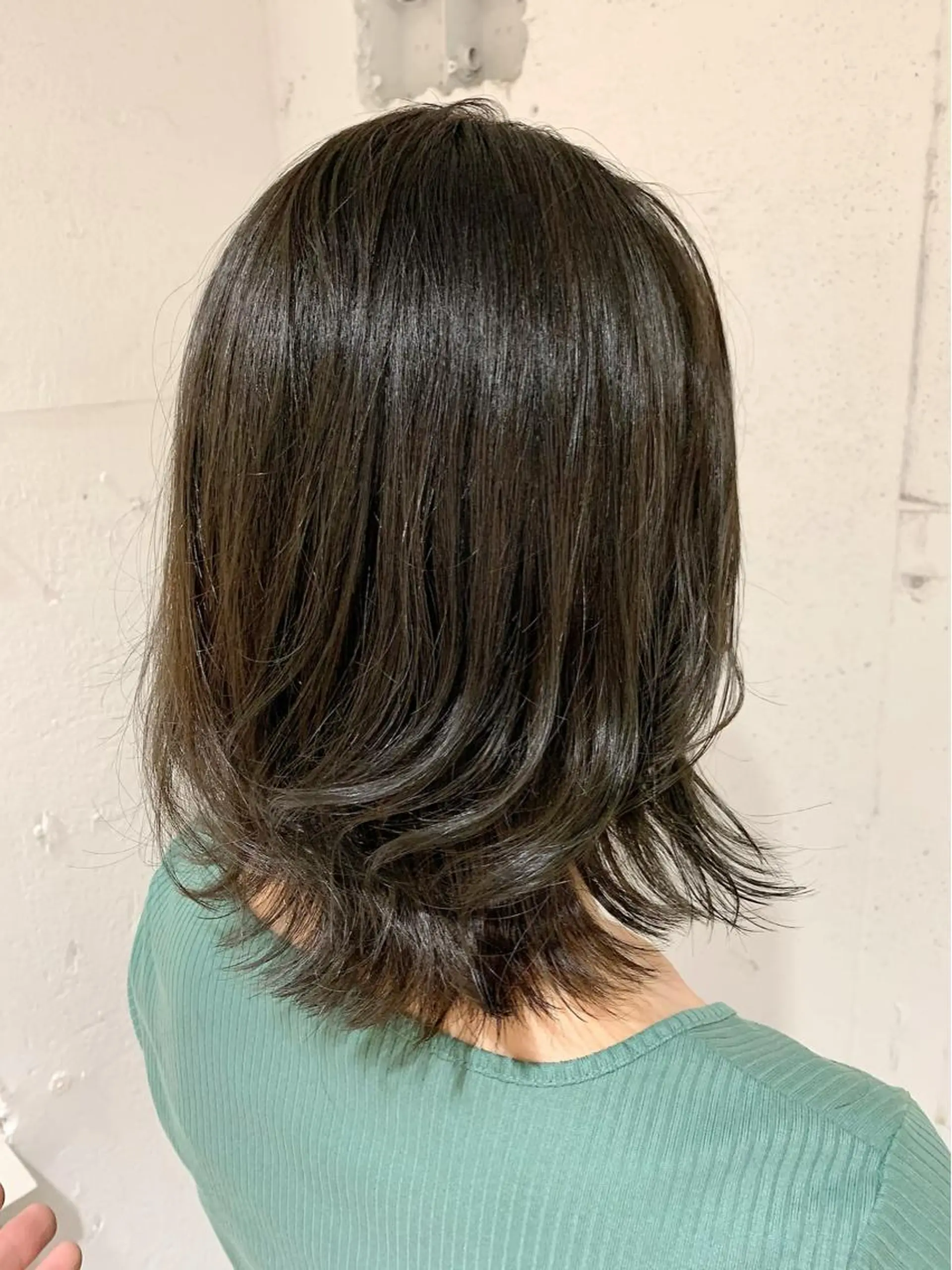 ミディアム カラー グレージュ オリーブグレージュ オリーブグレー 伸ばしかけ 外ハネヘア カット ヘアカラー 💛丁寧さNo.🥇 🧸片山智裕💛のヘアスタイル