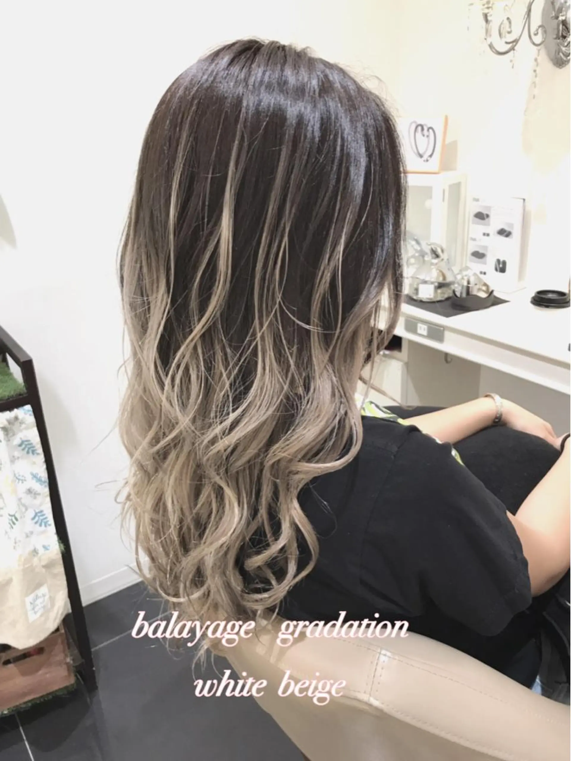 ミディアム カラー バレイヤージュ ベージュカラー グラデーションカラー ホワイトベージュ レイヤーカット カット ヘアカラー 山崎俊輔/髪質改善 /バレイヤージュのヘアスタイル