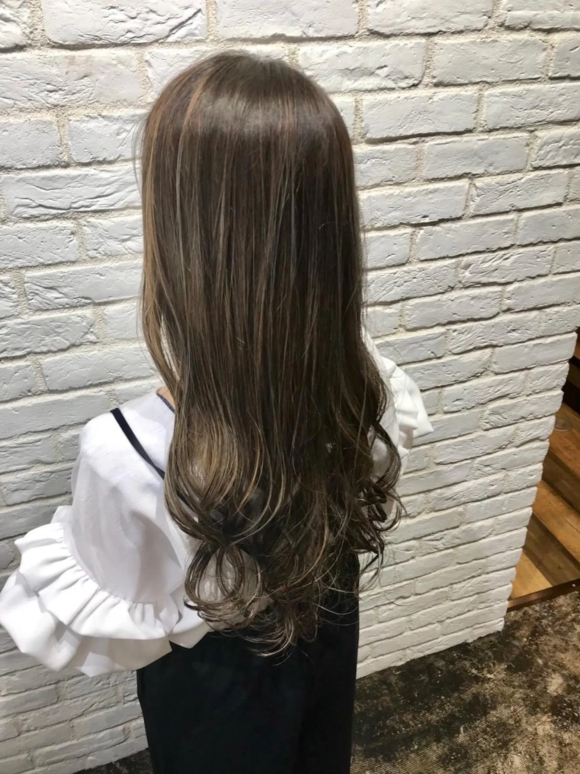 ロング カラー ベージュカラー ハイライトカラー ハイライト UMEDA FIGAROのヘアスタイル