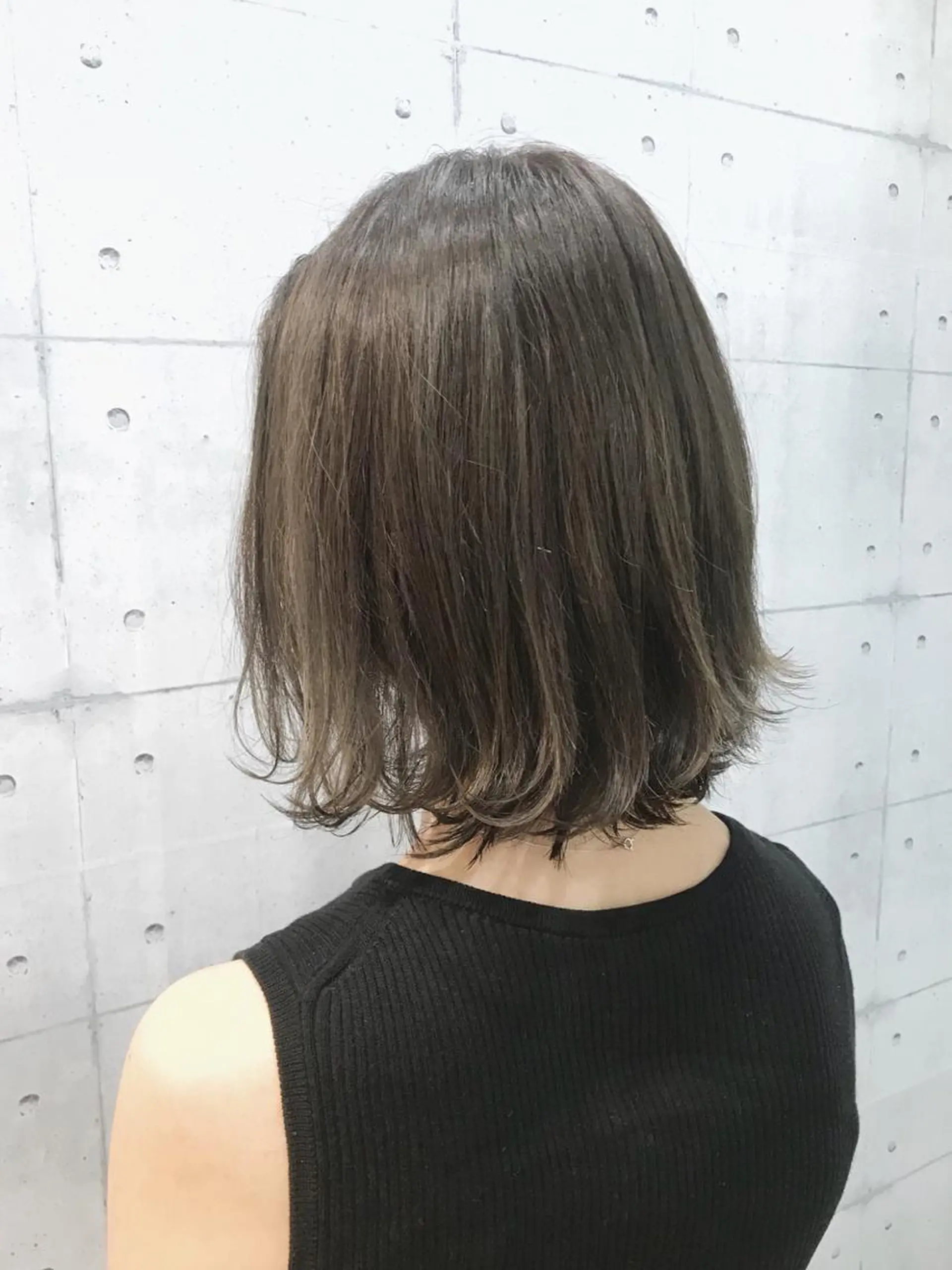 ショート カラー グレージュ ハイライトカラー イルミナカラー オリーブグレージュ オリーブグレー 高木 麻知子のヘアスタイル