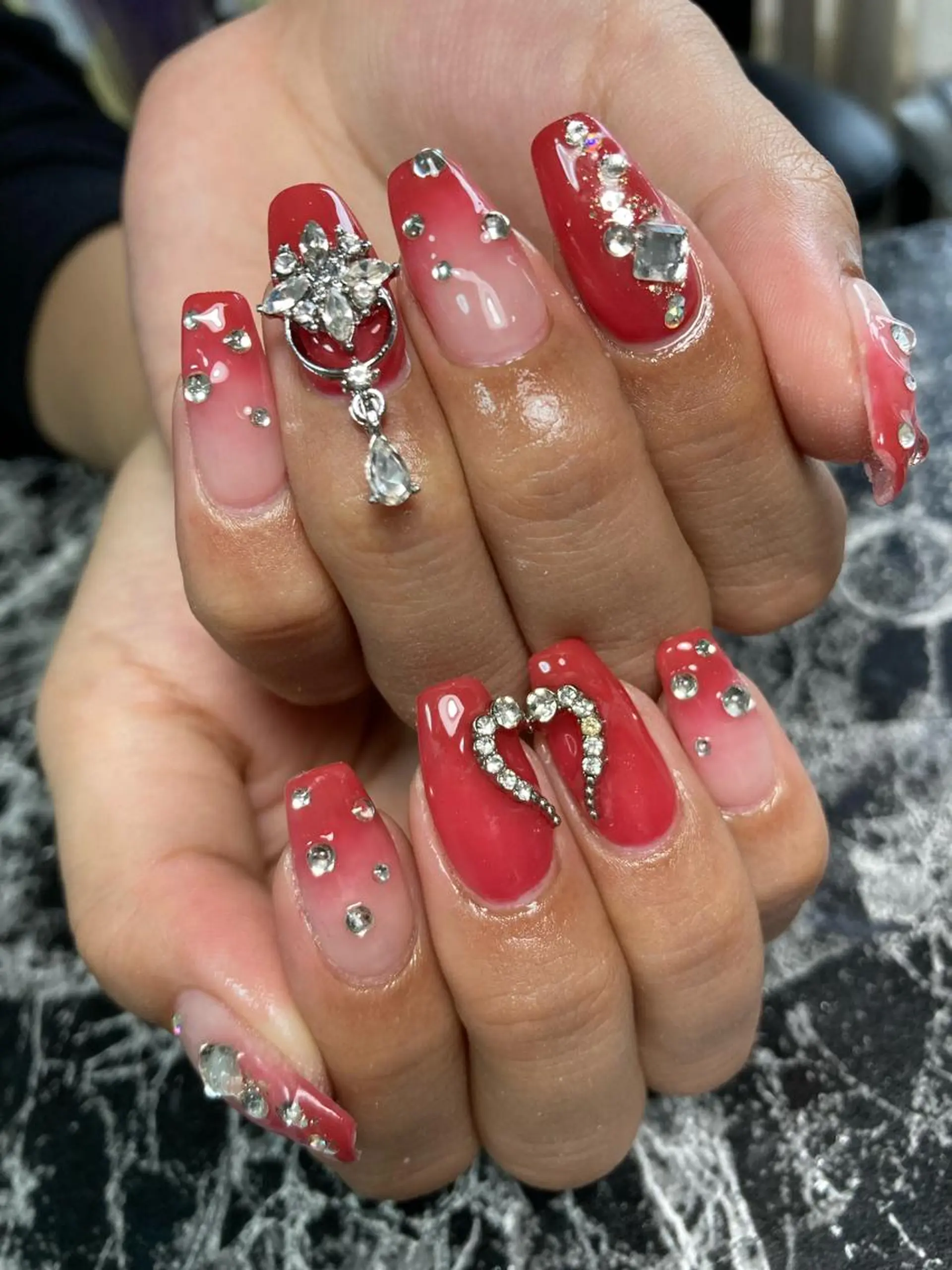 ミディアム ネイル ハンドネイル フットネイル ✴︎ Delightのネイルデザイン