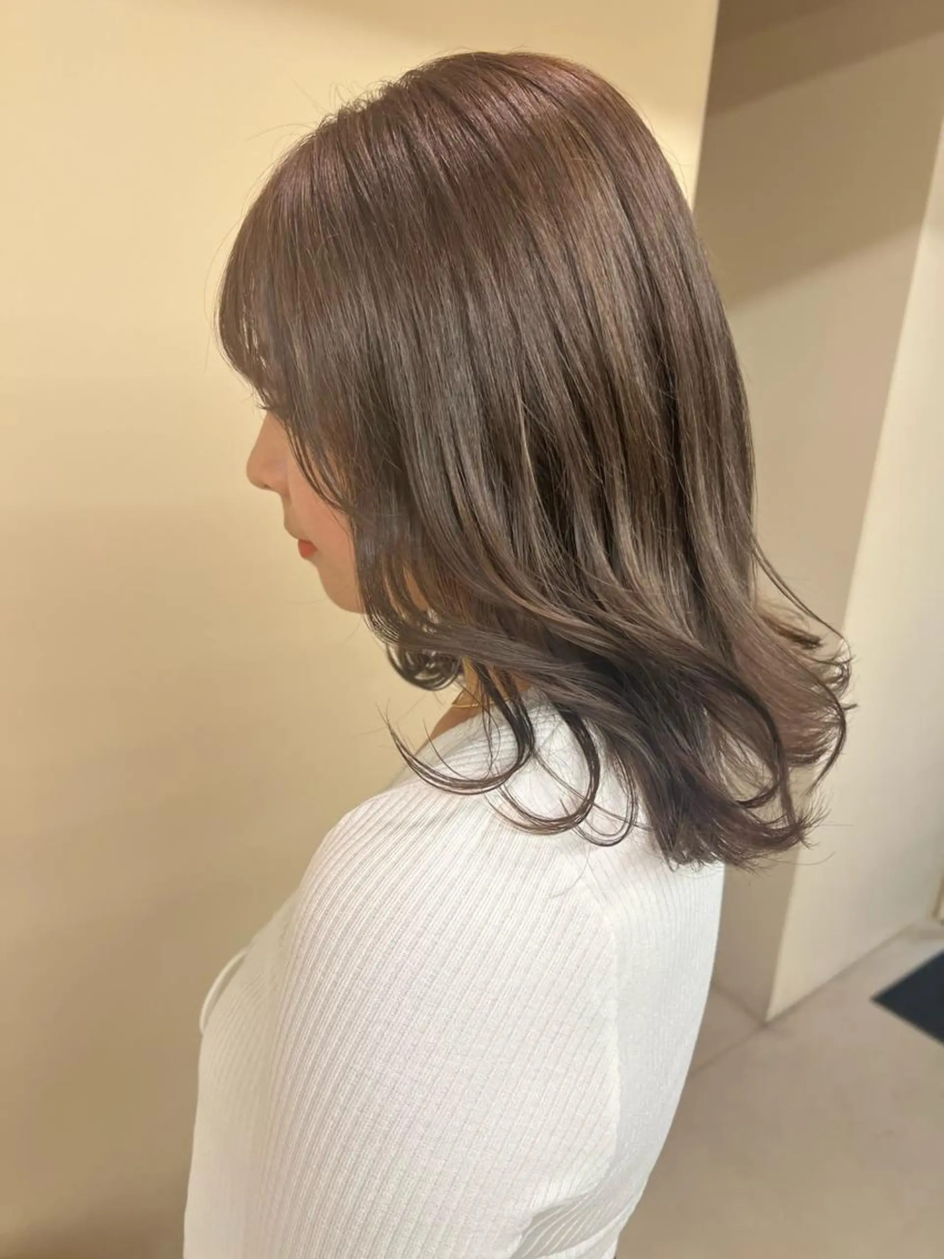 ミディアム カラー グレージュ kento レイヤーカットのヘアスタイル