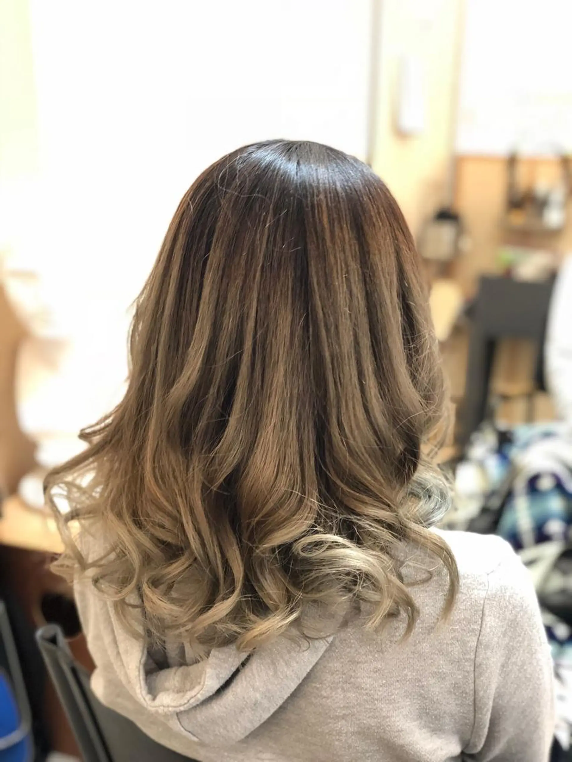 セミロング カラー ベージュカラー ブリーチ グラデーションカラー シルバー シルバーベージュ carre hair 店長   中園　武士のヘアスタイル