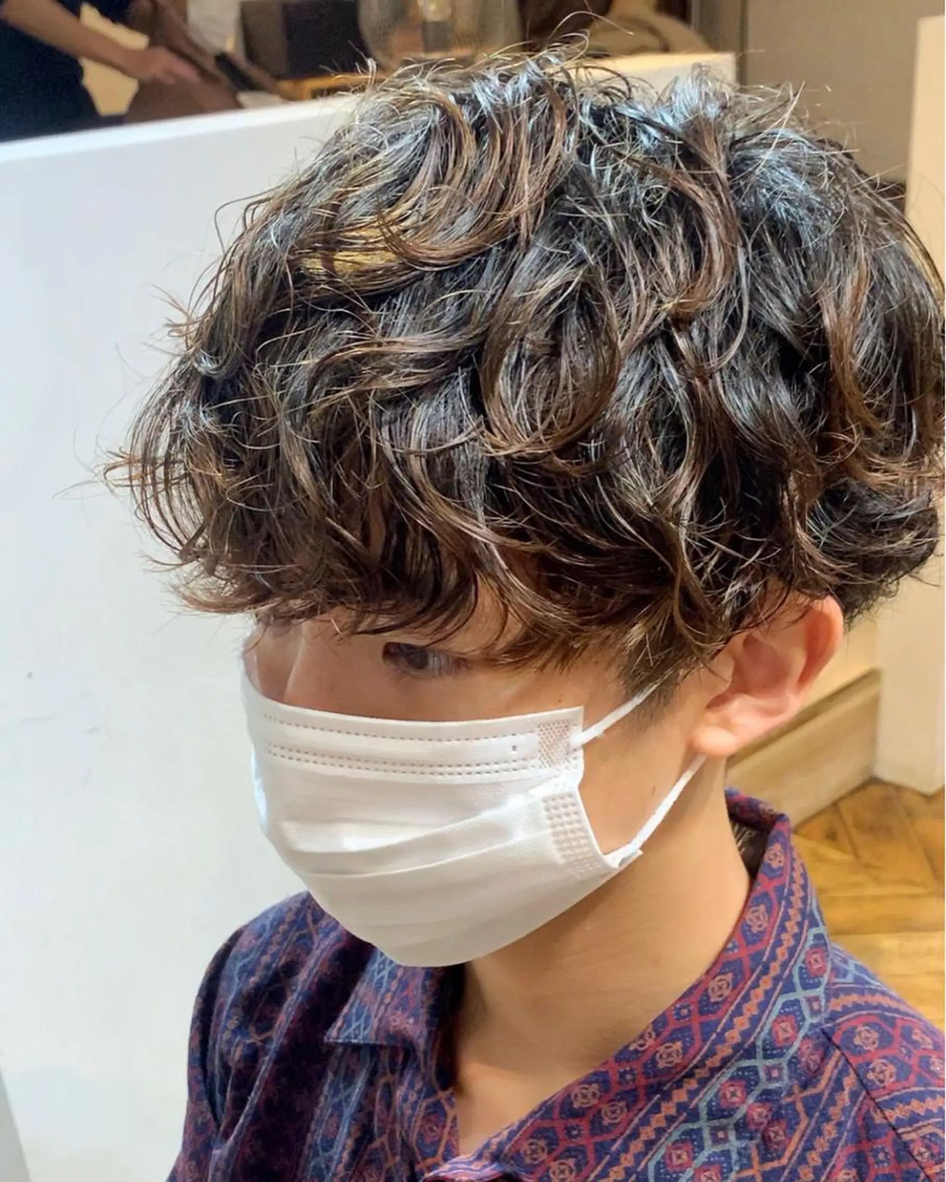 ショート パーマ メンズ メンズブリーチ センターパート フェードカット メンズハイライト メンズハイトーン メンズStylist 山根慧のヘアスタイル