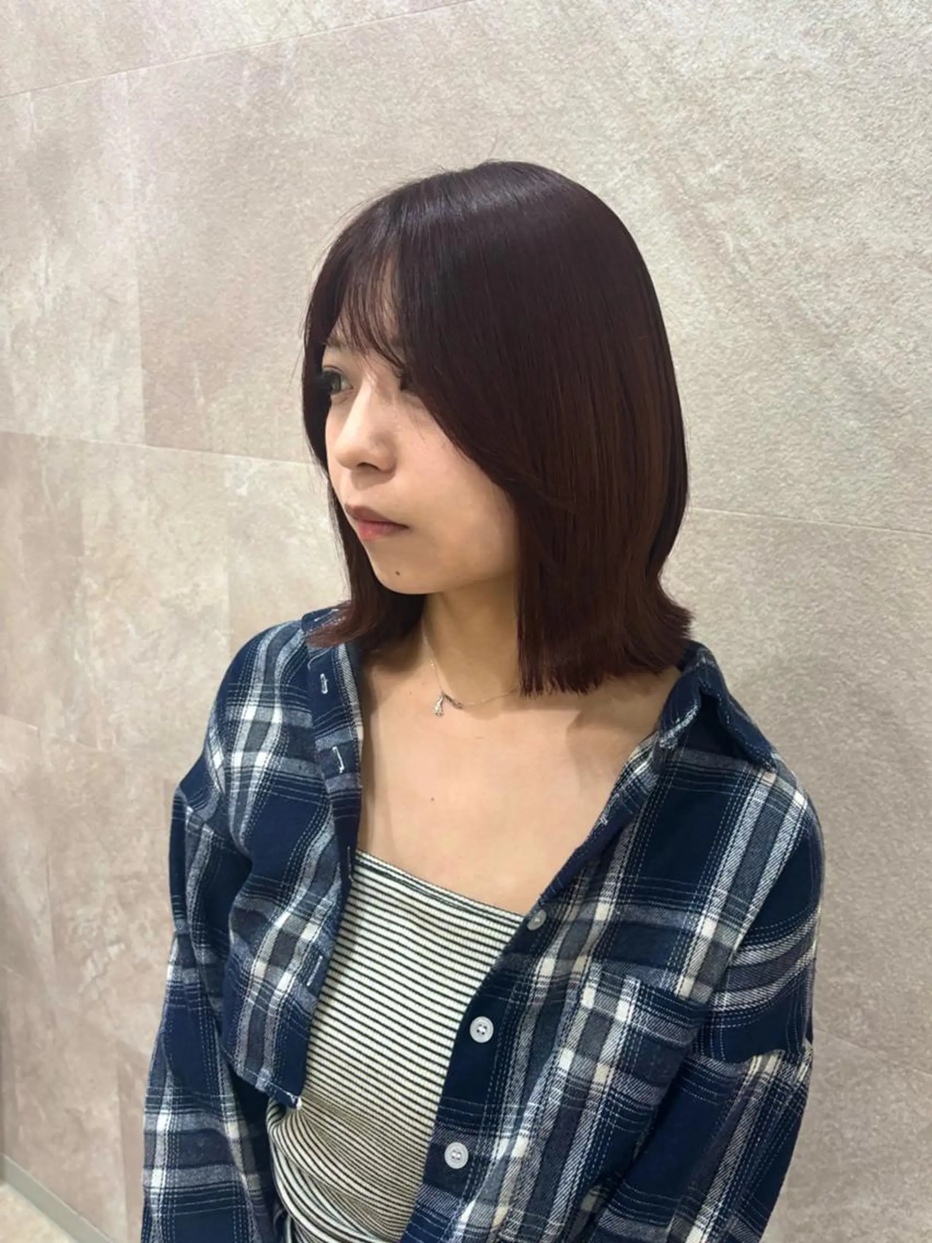 ミディアム カラー ブリーチ ボルドーカラー ブリーチなしカラー 外ハネヘア ヘアカラー トリートメント 韓国ヘアケアブリーチ 莉奈のヘアスタイル
