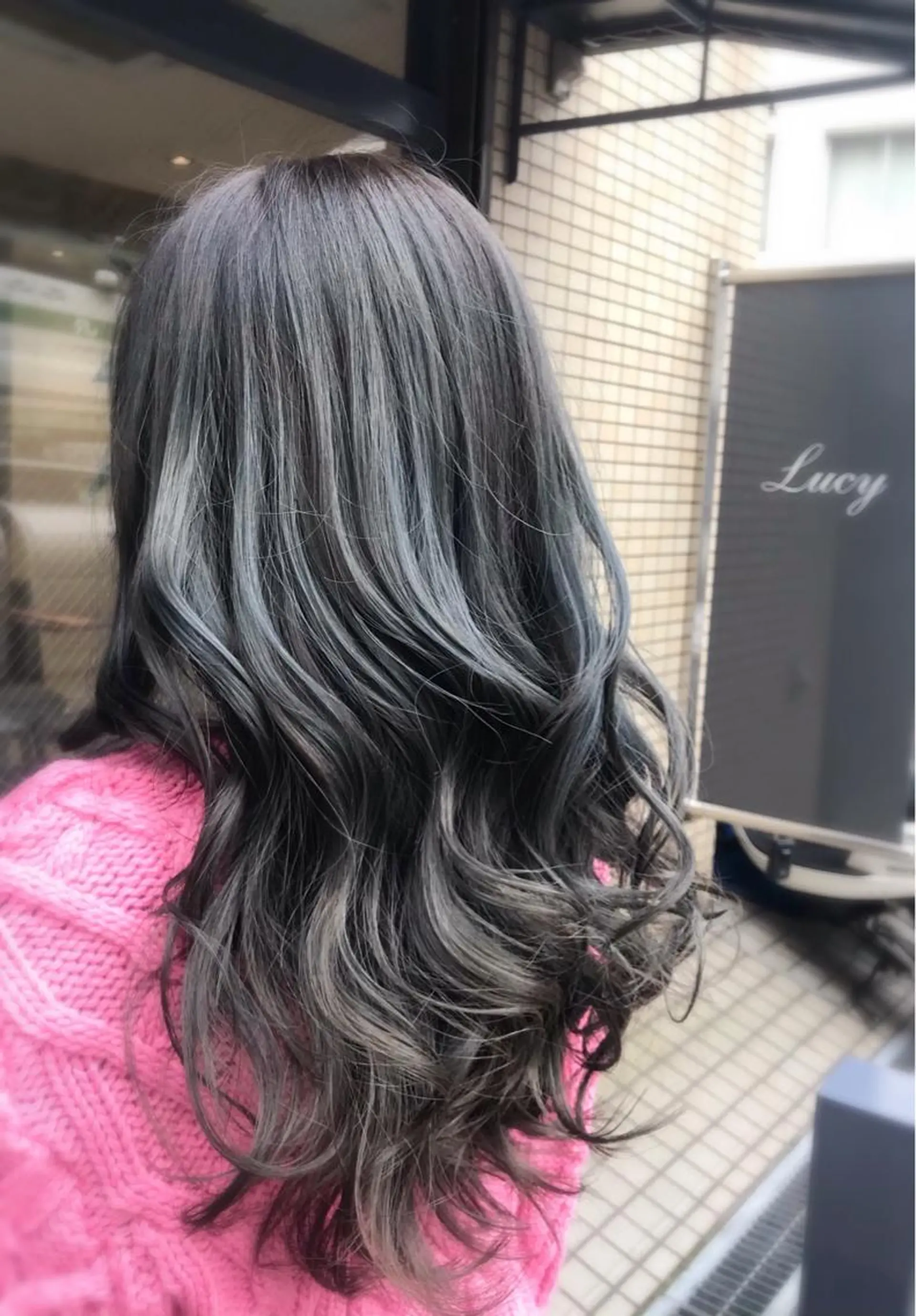 ロング カラー アッシュ ブリーチ 透明感カラー シルバー シルバーアッシュ 予約 停止のヘアスタイル