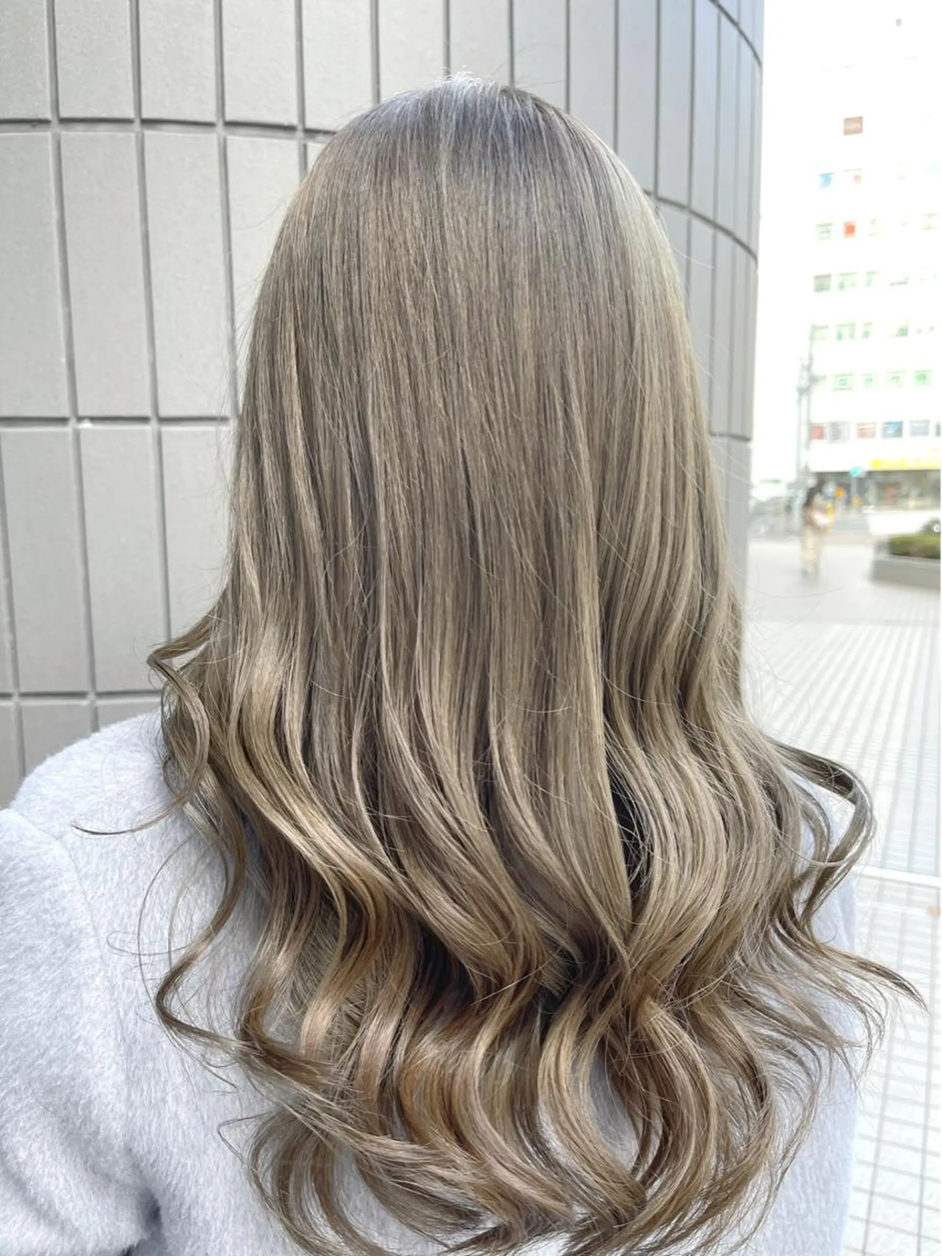 ロング カラー ベージュカラー ハイトーンカラー ハイトーンベージュ ミルクティーベージュ ヨシンモリ カット ヘアカラー トリートメント Zina天王寺 CHIAKIのヘアスタイル