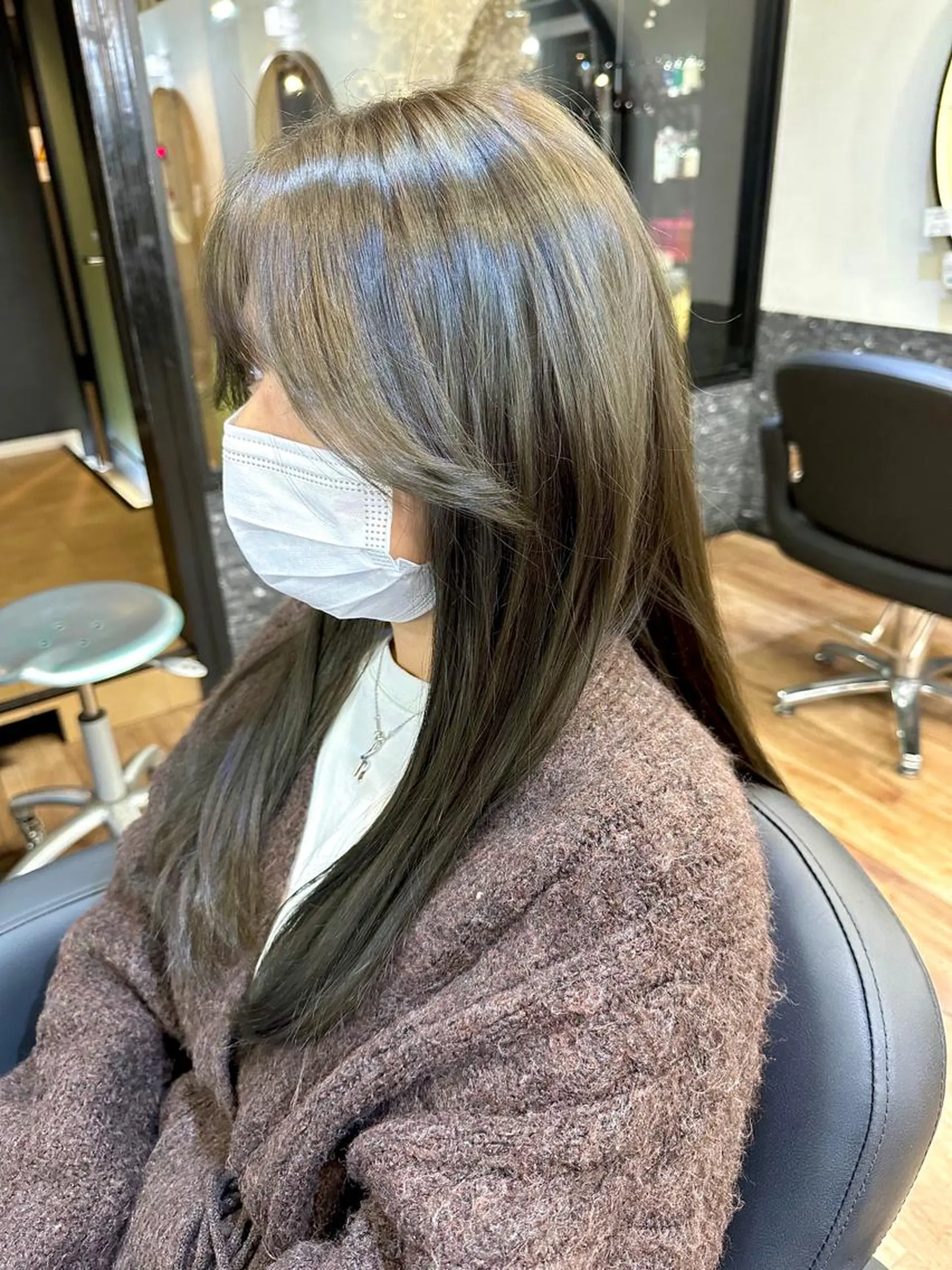 ロング カラー ベージュカラー ブリーチ ケアブリーチ イヤリングカラー インナーカラー ヘアカラー 大人可愛いレイヤー 大田のヘアスタイル