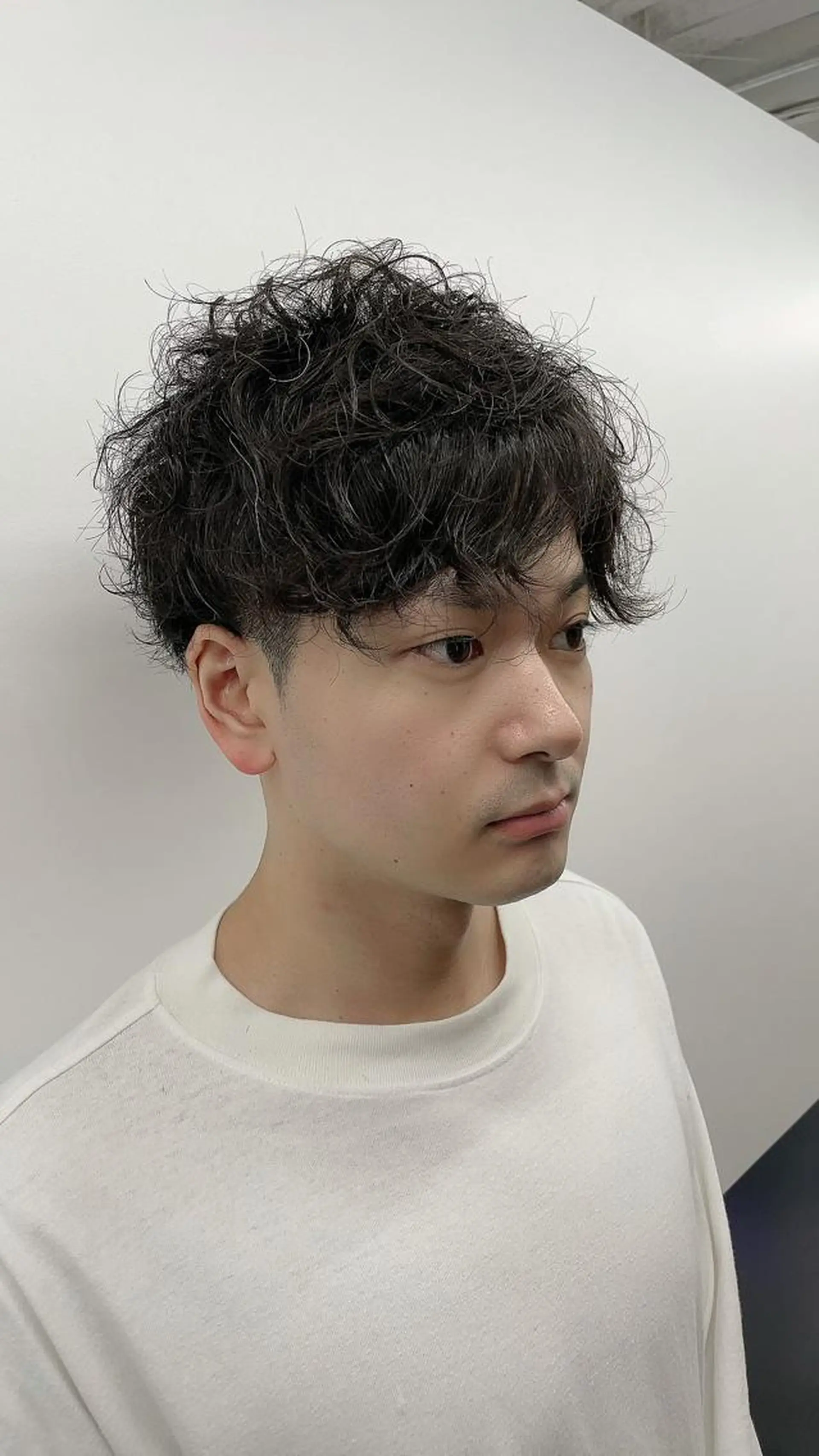 ミディアム パーマ メンズ ミディアムパーマ アップバング フェードカット メンズパーマ スキンフェード YOSHI 吉田圭祐のヘアスタイル