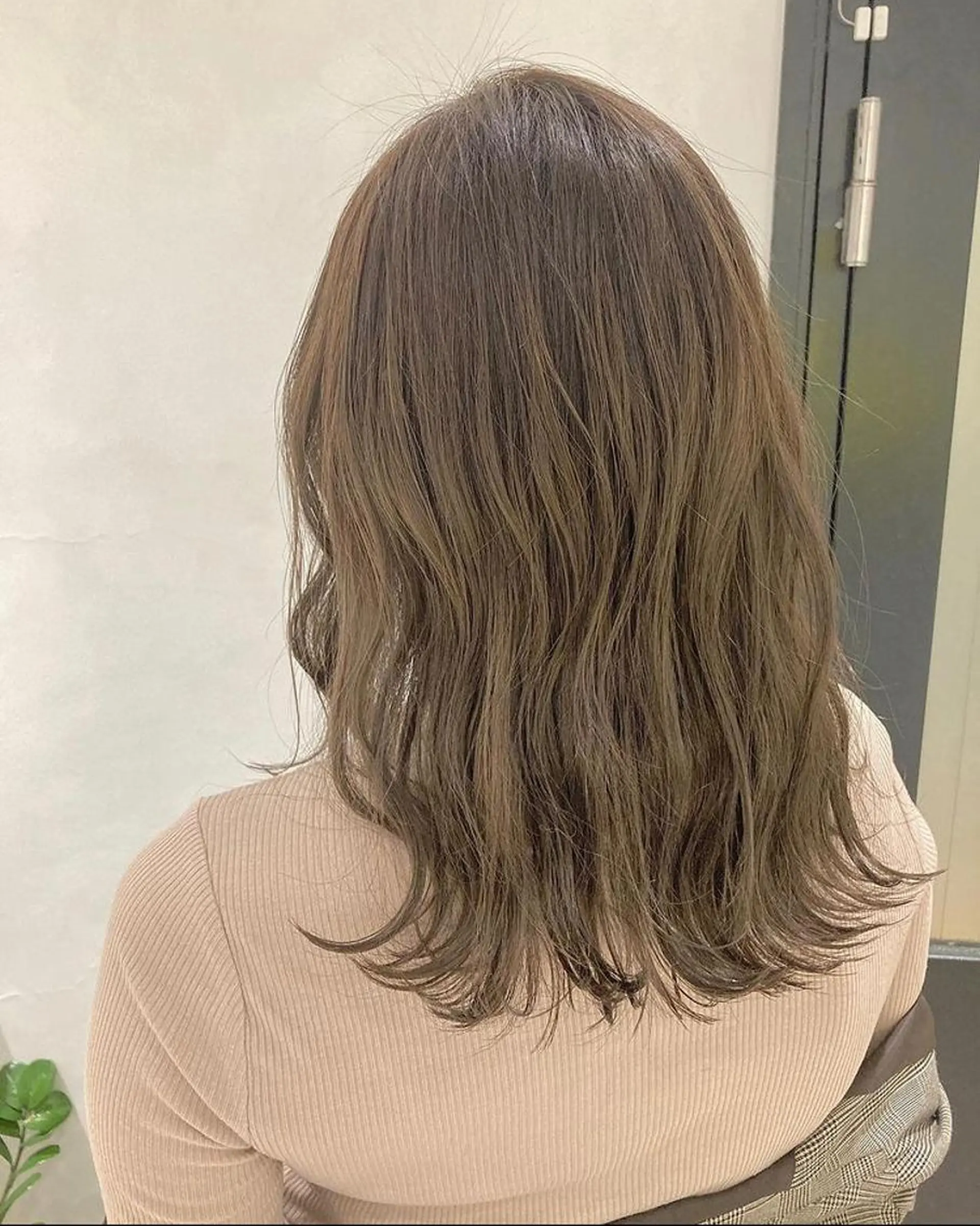 セミロング カラー アッシュ ベージュカラー ブリーチ ハイトーンカラー ブリーチなしカラー エグチ アキラのヘアスタイル