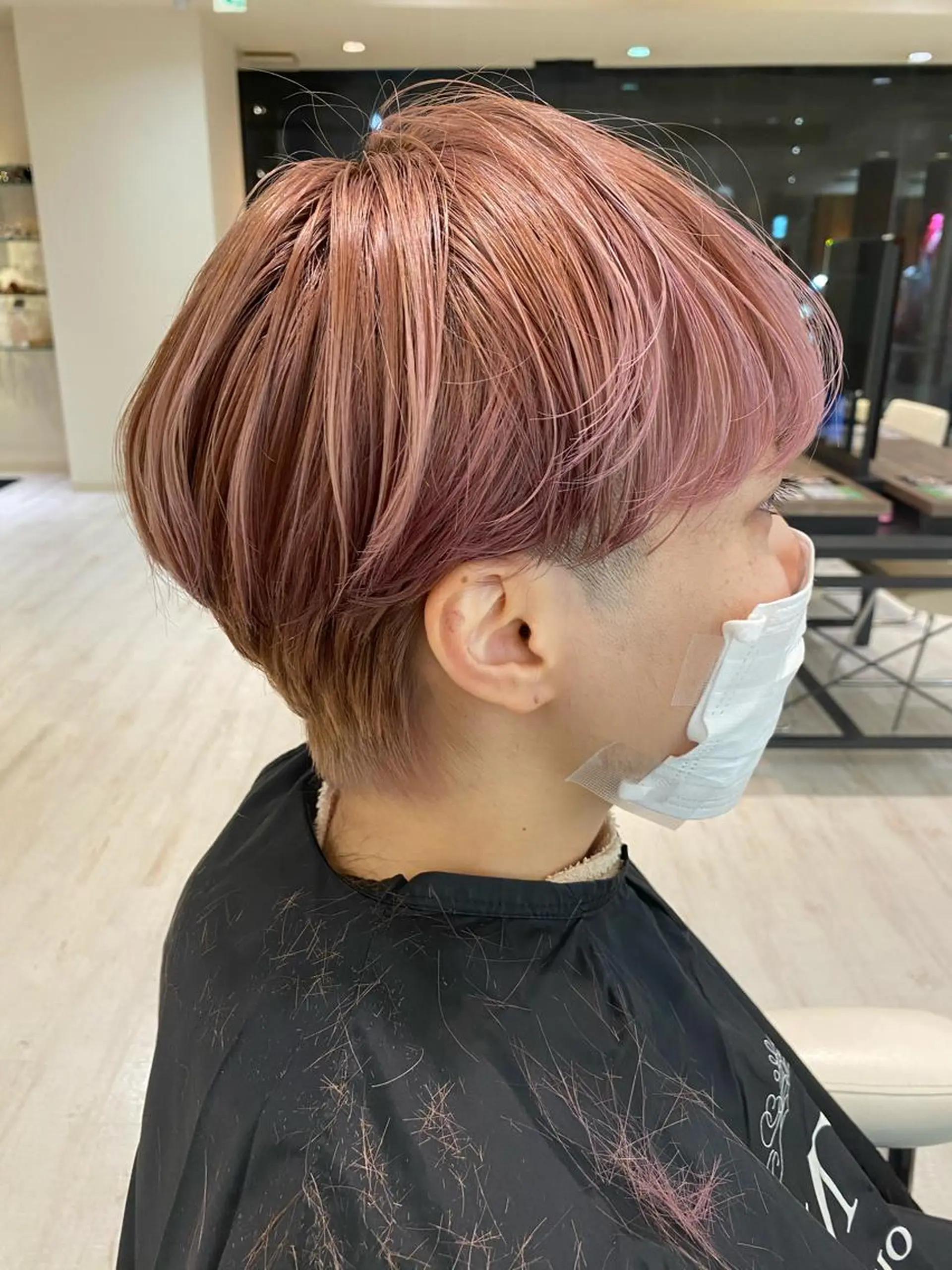 ショート カラー ベージュカラー ブリーチ ピンクカラー ピンクベージュ 小顔レイヤー/ ベージュ🤍Rieのヘアスタイル