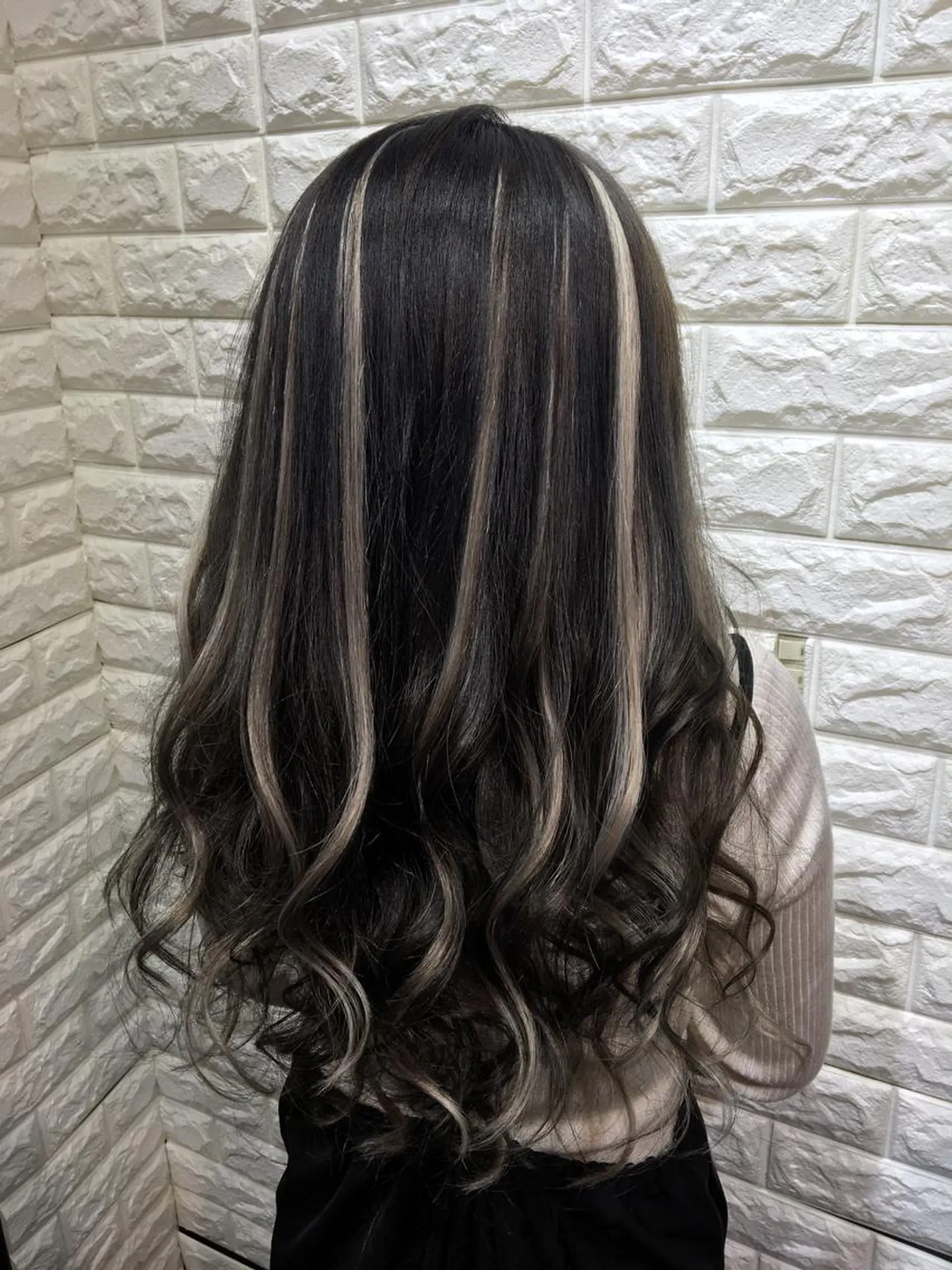 ロング カラー ダークグレー ハイライトカラー エクステ ハイライト IwAsh大和駅前店 河野亜里香のヘアスタイル