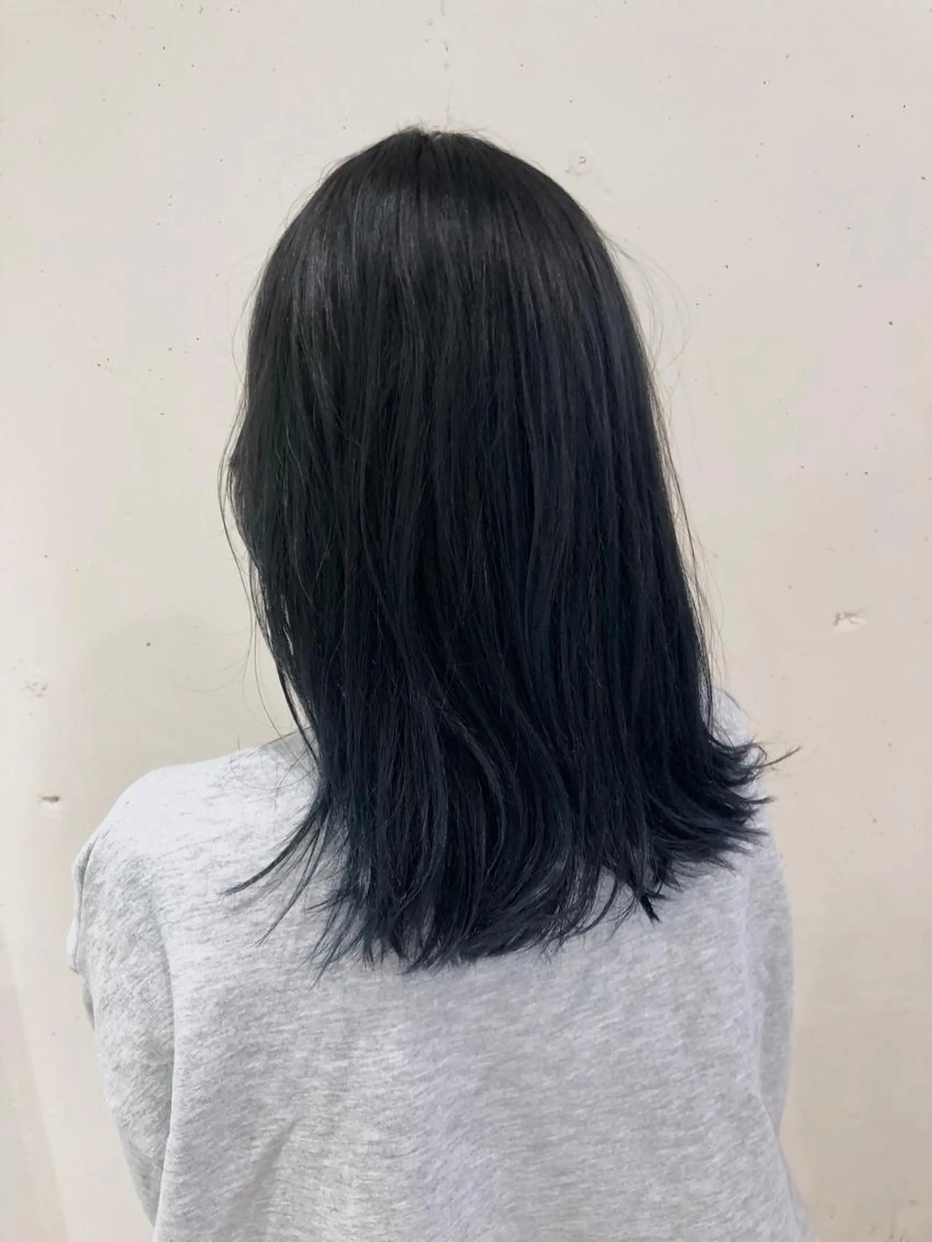ミディアム カラー パーマ ヘアアレンジ ブリーチ ブルーカラー ブルーグレー ブルーグレージュ 透明感カラー カット ヘアカラー トリートメント ヘッドスパ 【ツヤ髪美容師】 ツダケイスケのヘアスタイル