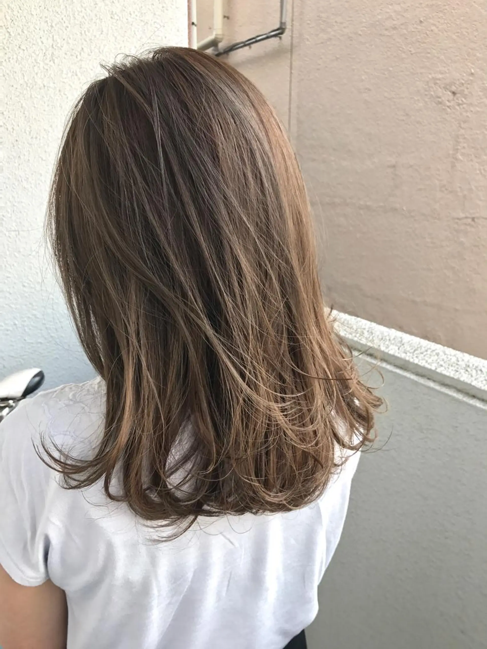 ミディアム カラー パーマ ヘアアレンジ ネイル マツエク・マツパ グレージュ ハイライトカラー ハイライト 井坂 弘人のヘアスタイル