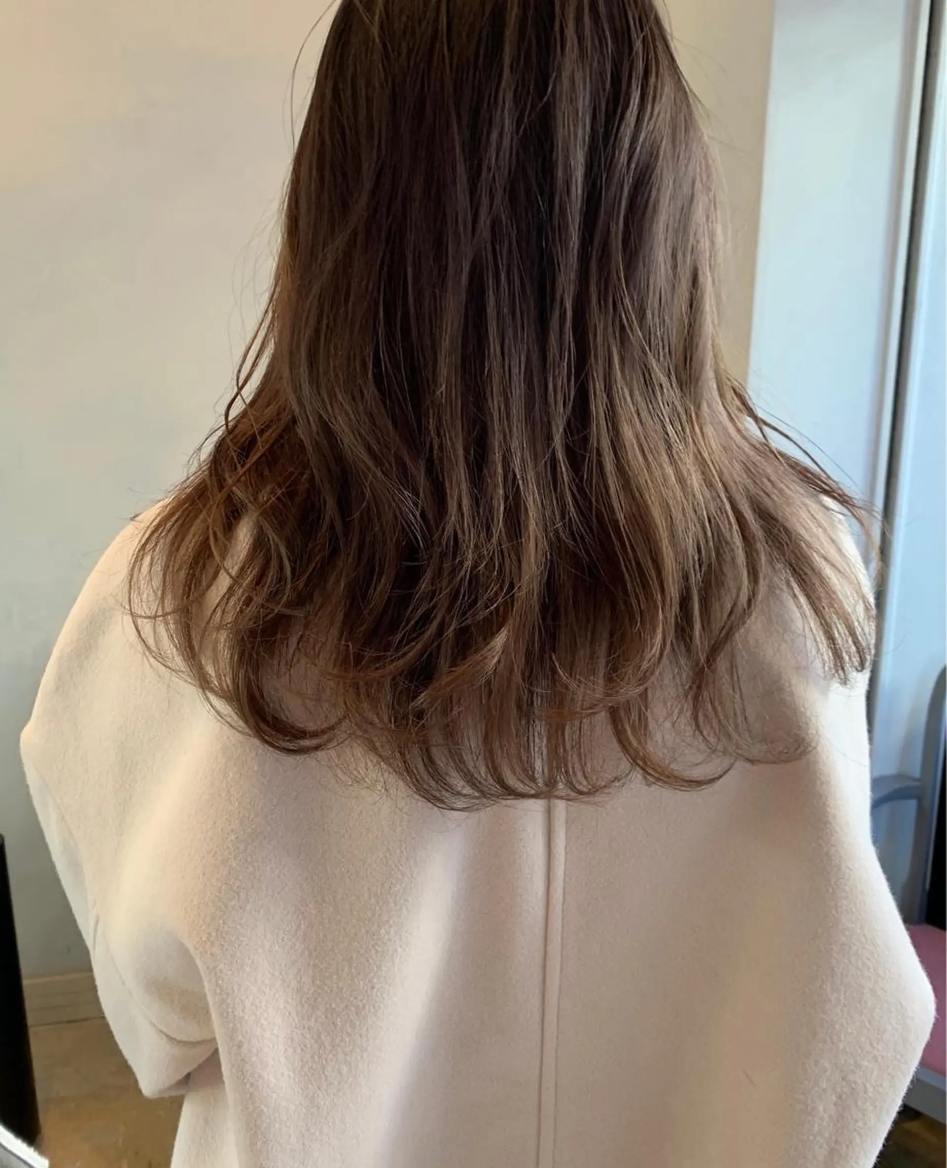ロング SAKINO． ベージュカラーのヘアスタイル