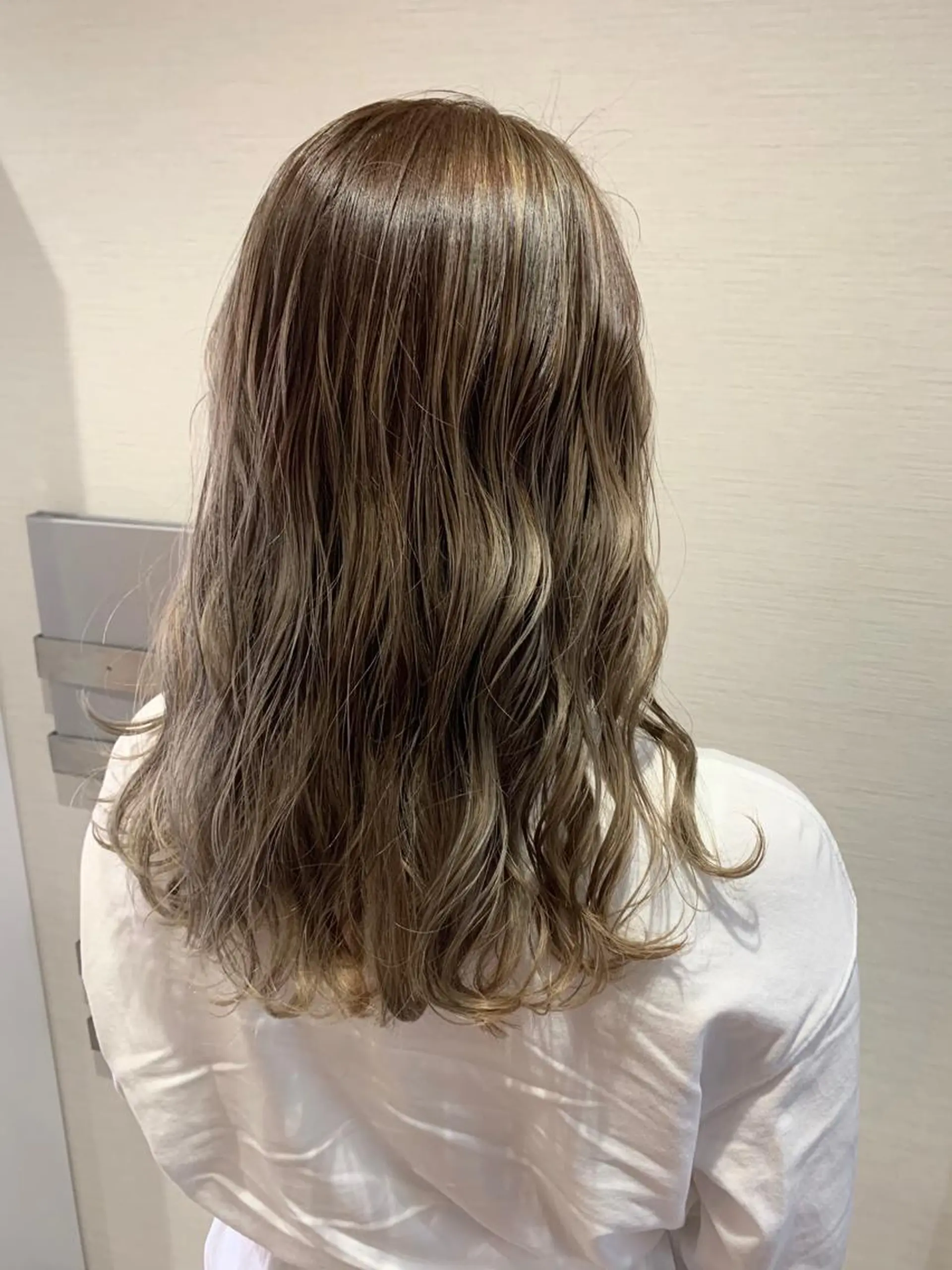 セミロング カラー 蓮見  友里のヘアスタイル