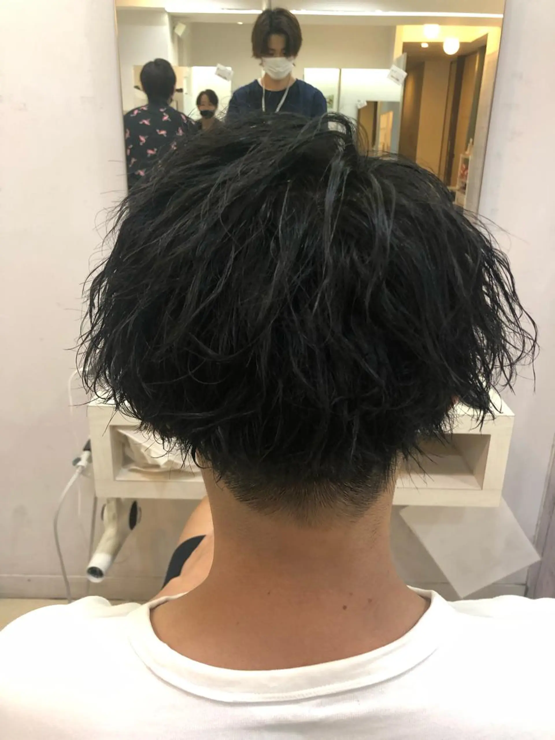 ショート パーマ メンズ センターパート 髪質改善× 白髪ぼかし溝江のヘアスタイル