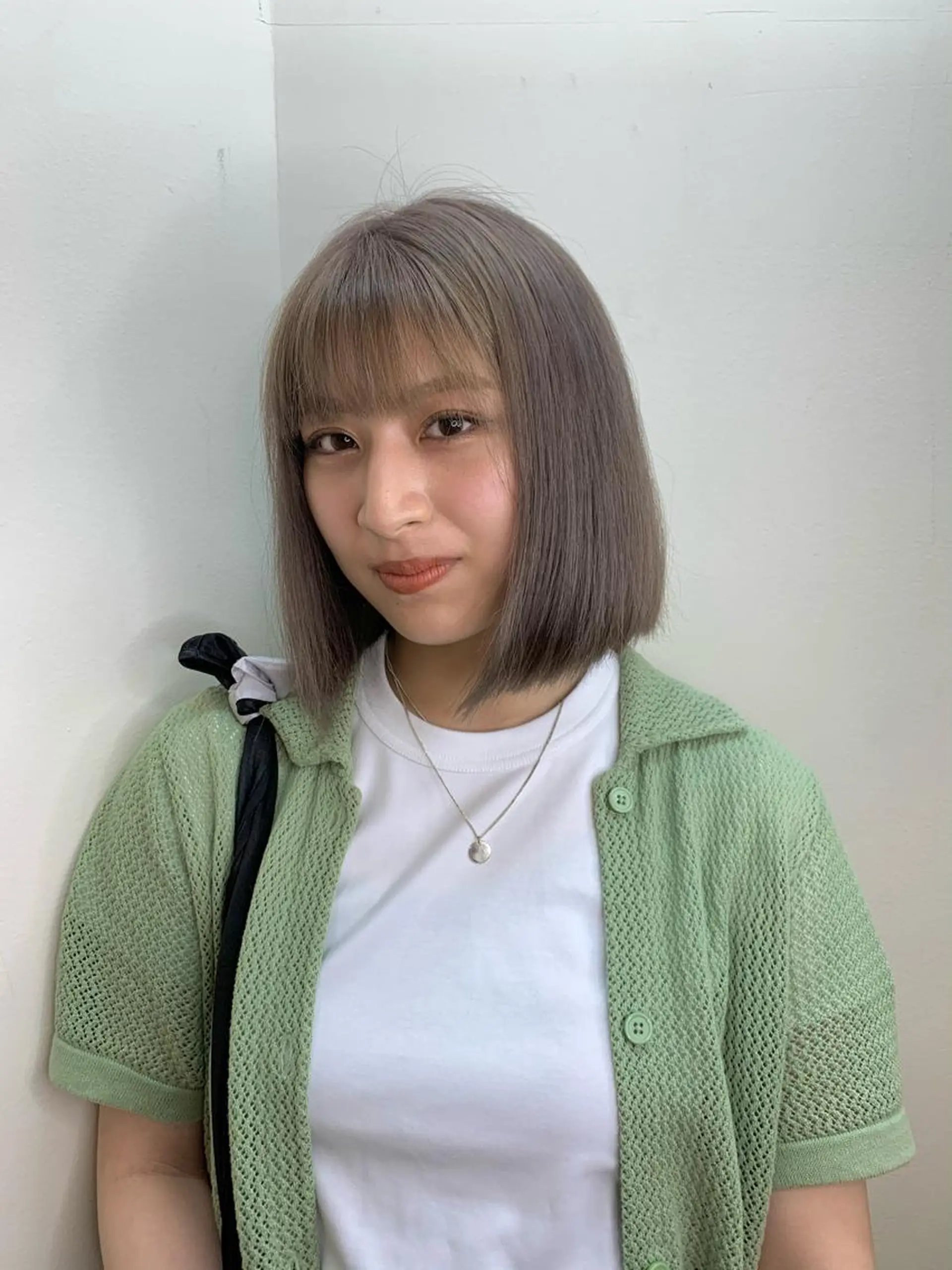 ミディアム カラー ベージュカラー グレージュ ハイトーンカラー 桃果 momokaのヘアスタイル