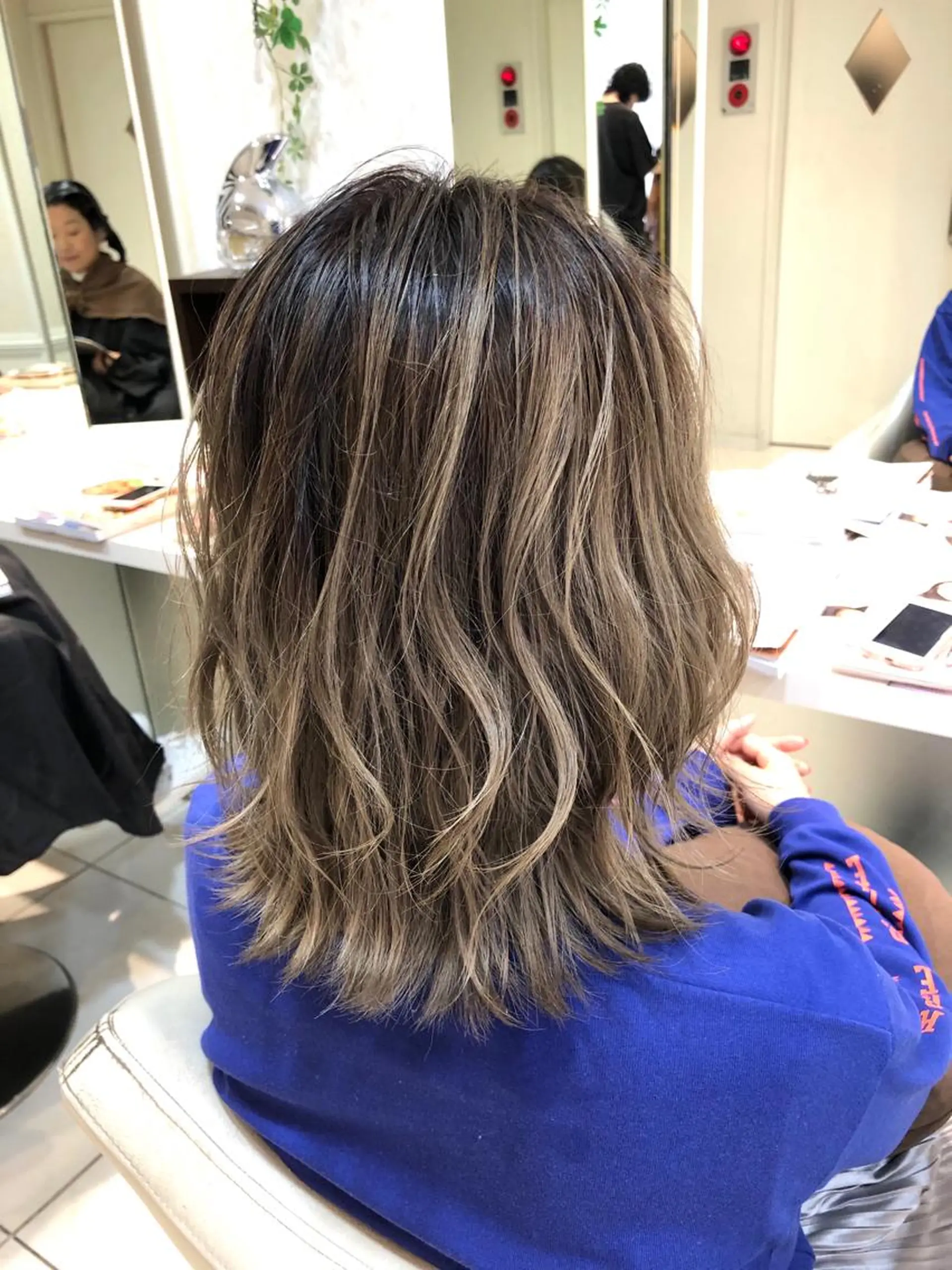 ミディアム カラー バレイヤージュ グレージュ レイヤーカット ヘアカラー トリートメント 🌈ぷる艶カラー🌈 髪質改善👑柳沼尚貴のヘアスタイル