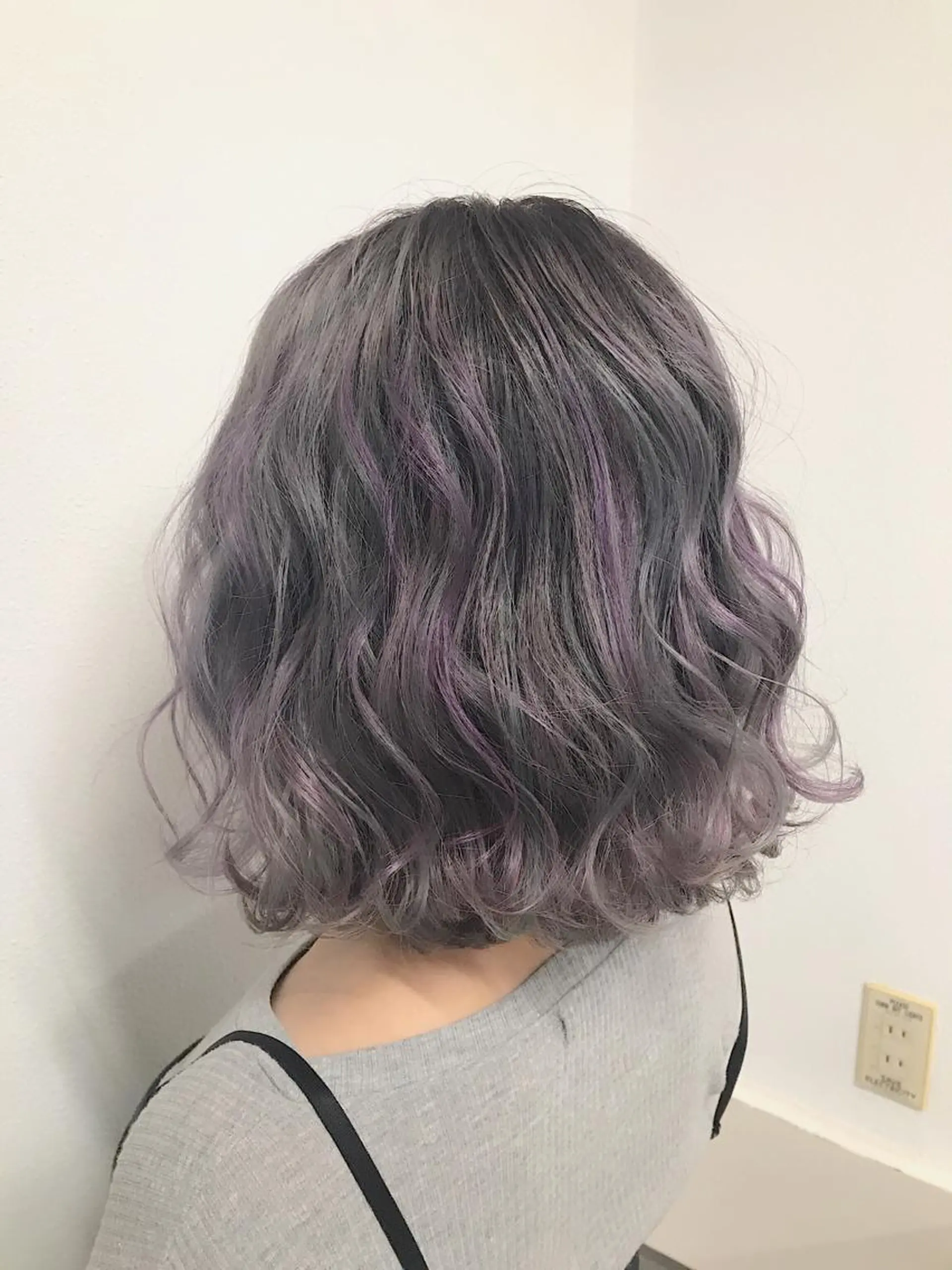 ミディアム カラー ハイライトカラー パープルカラー シルバー ハイライト lani ブリーチ /ダブルカラーのヘアスタイル