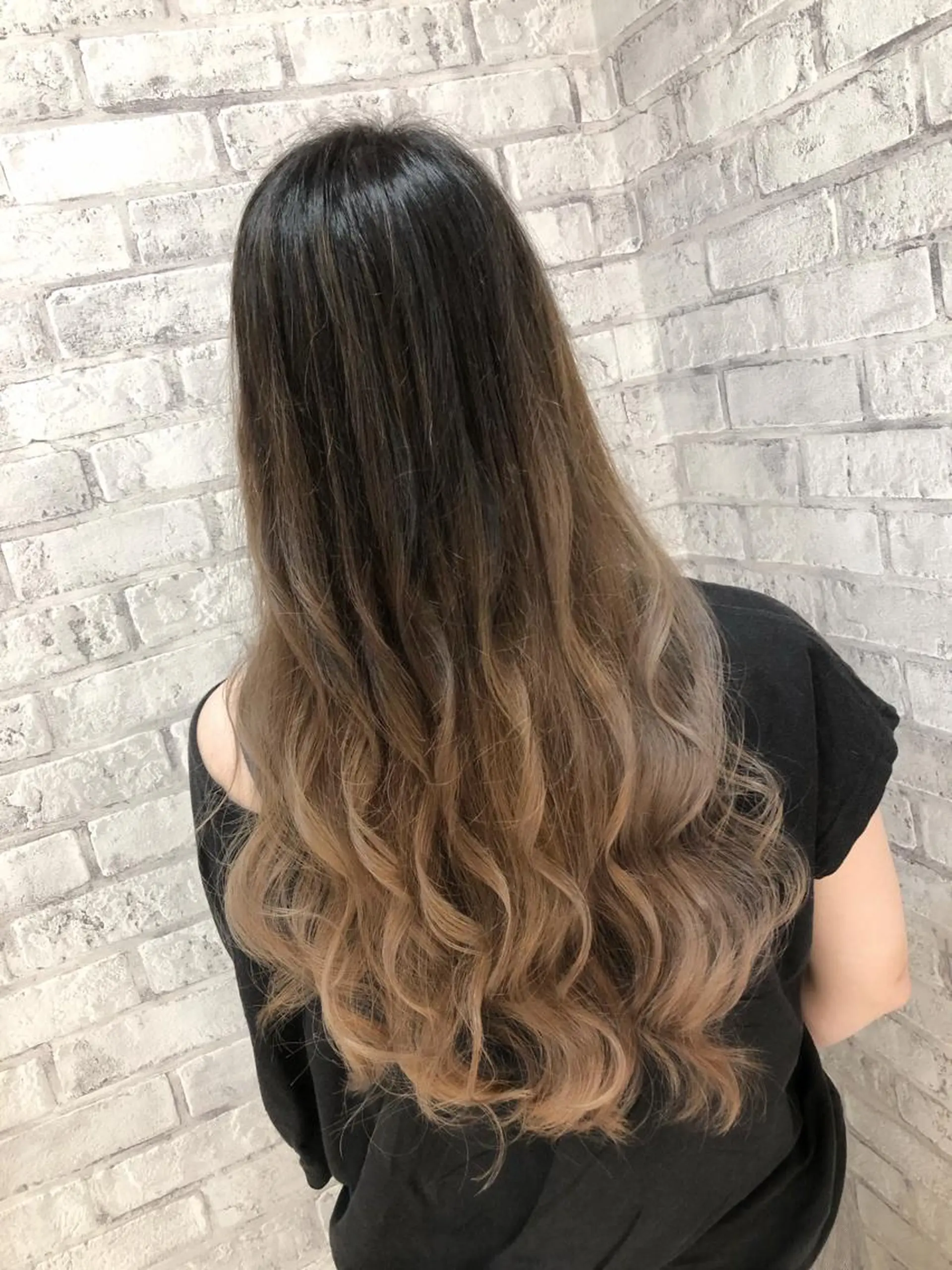 ロング カラー ヘアアレンジ バレイヤージュ ベージュカラー グラデーションカラー ミルクティーベージュ レイヤーカット カット ヘアカラー トリートメント 秋山 幸太のヘアスタイル