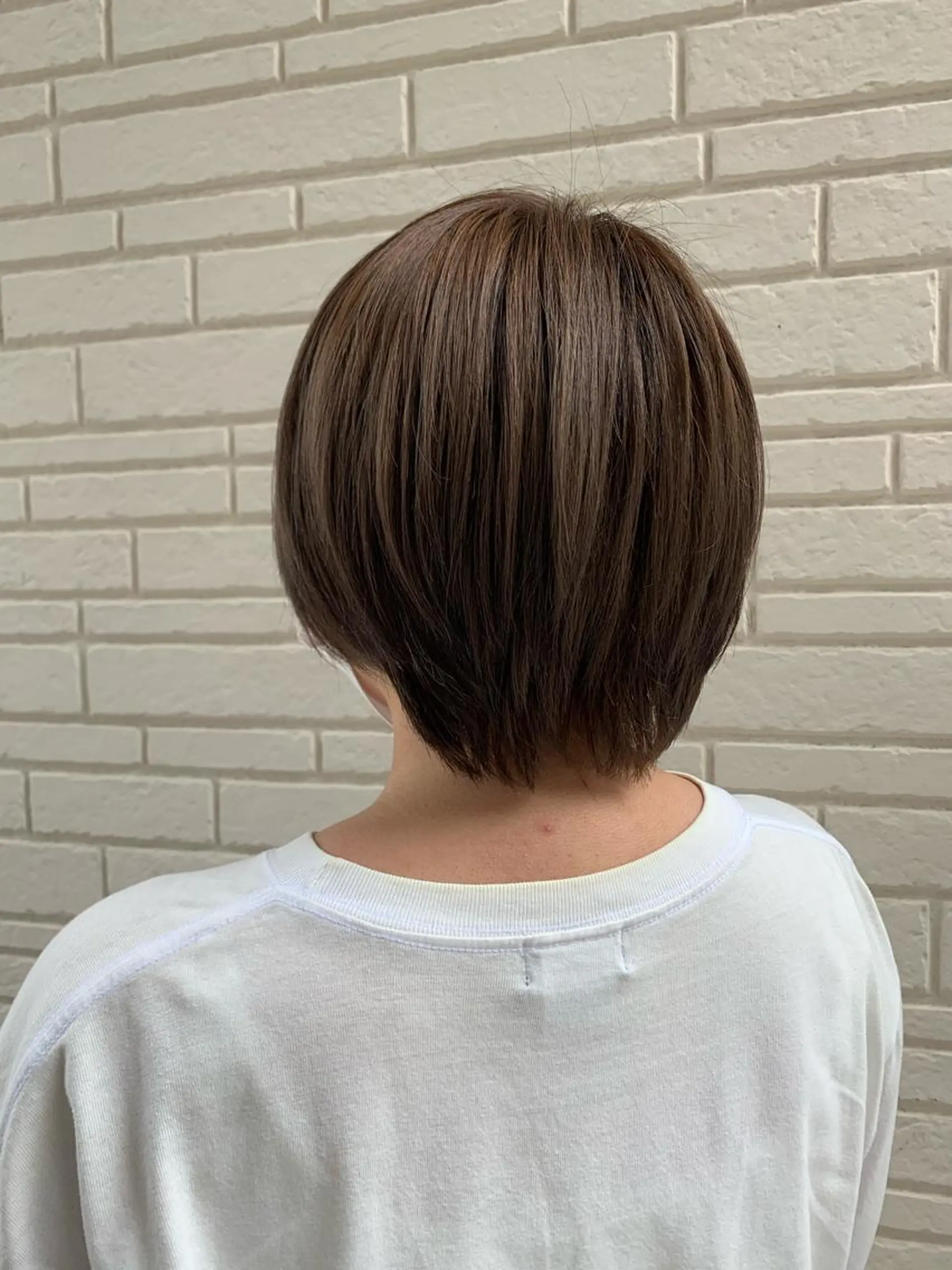 ショート カラー ベージュカラー ブリーチ ミルクティーベージュ おせ ちさとのヘアスタイル