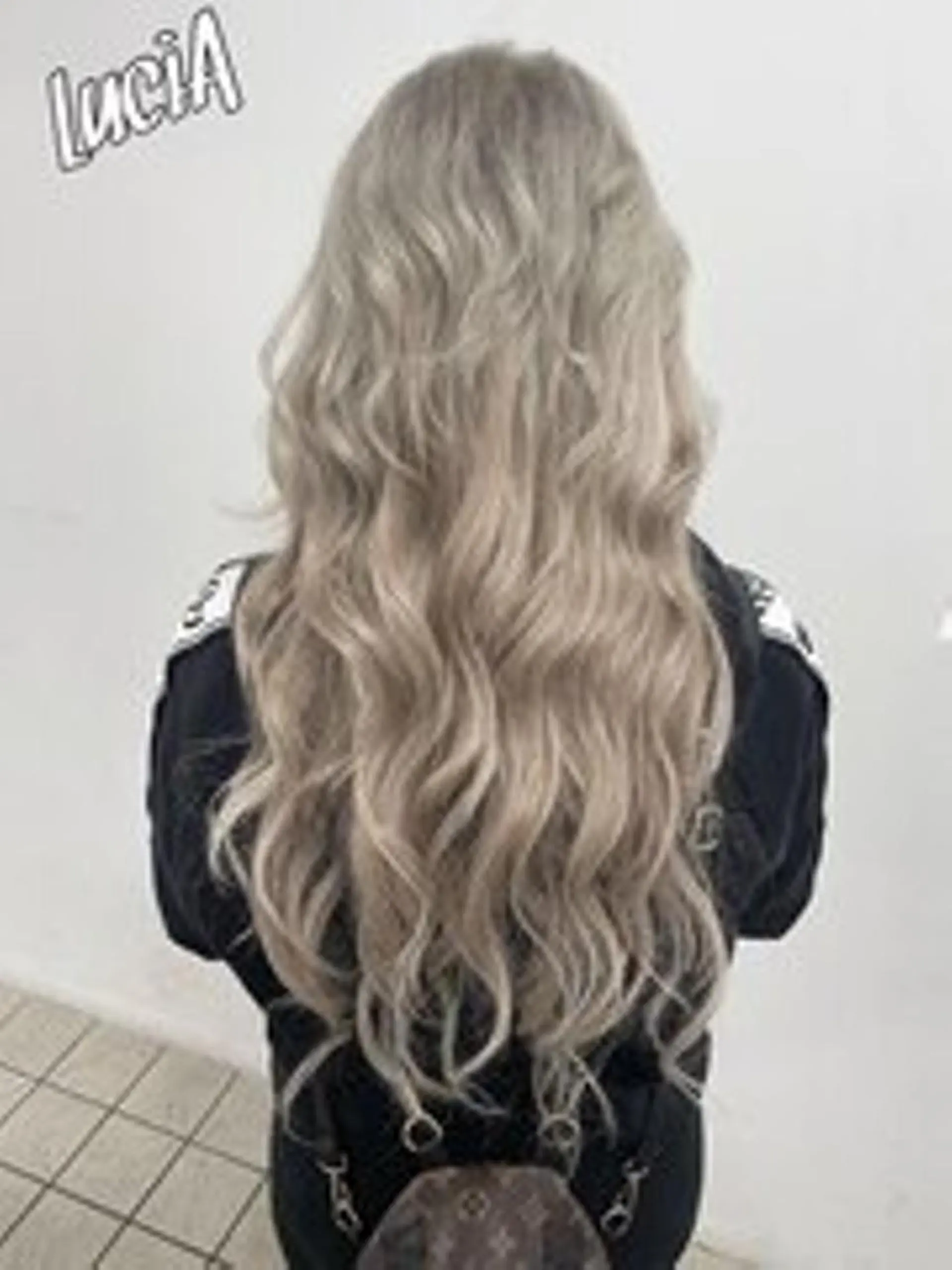 カラー ロング ヘアアレンジ シールエクステ 黒髪 ブリーチ ダブルカラー ハイトーンカラー エクステ LuciAエクステ カラー3000セラのヘアスタイル