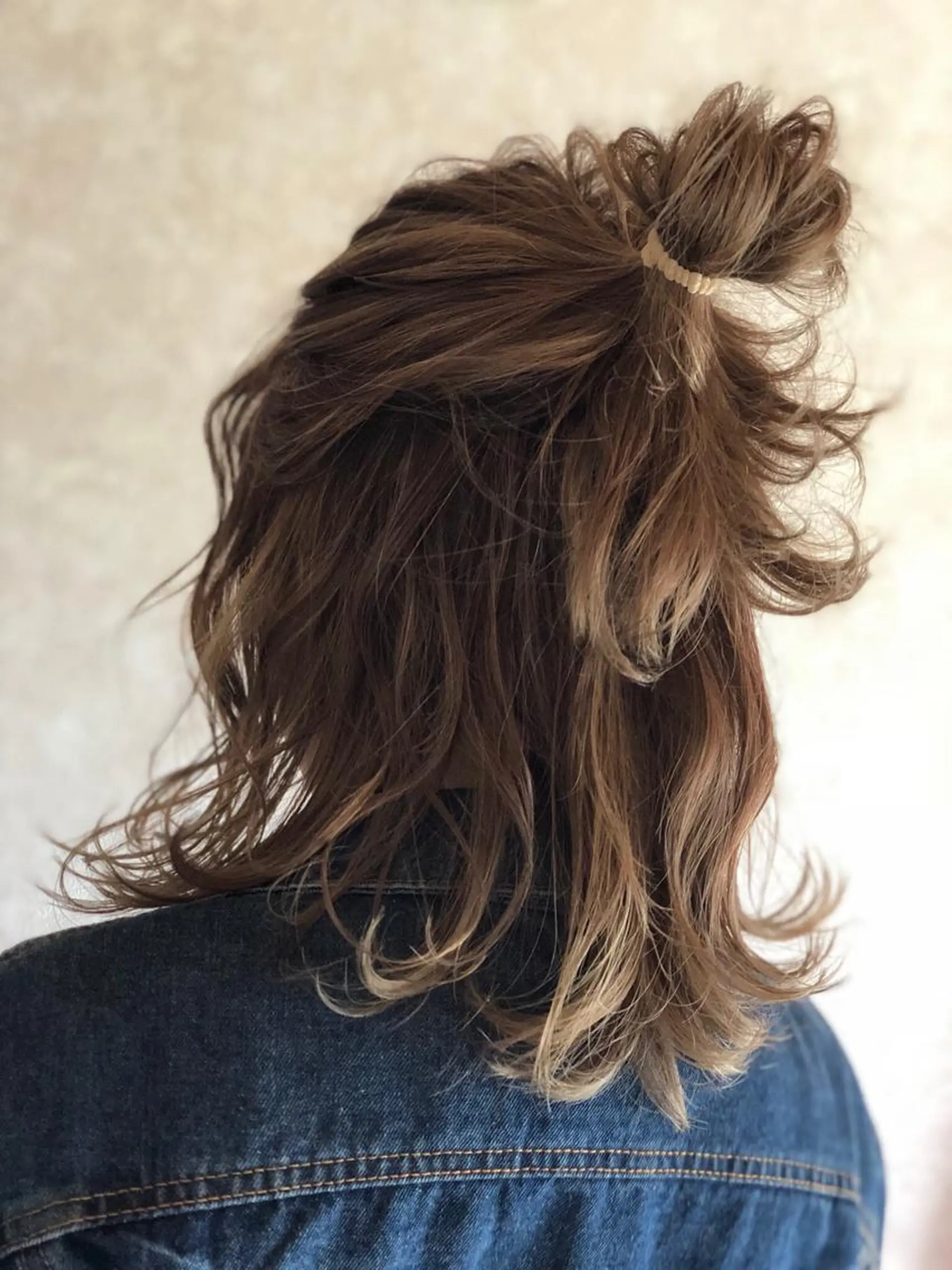 ミディアム カラー パーマ ヘアアレンジ お団子ヘア ミディアムパーマ バレイヤージュ 黒髪 ブルーカラー 【ツヤ髪美容師】 ツダケイスケのヘアスタイル