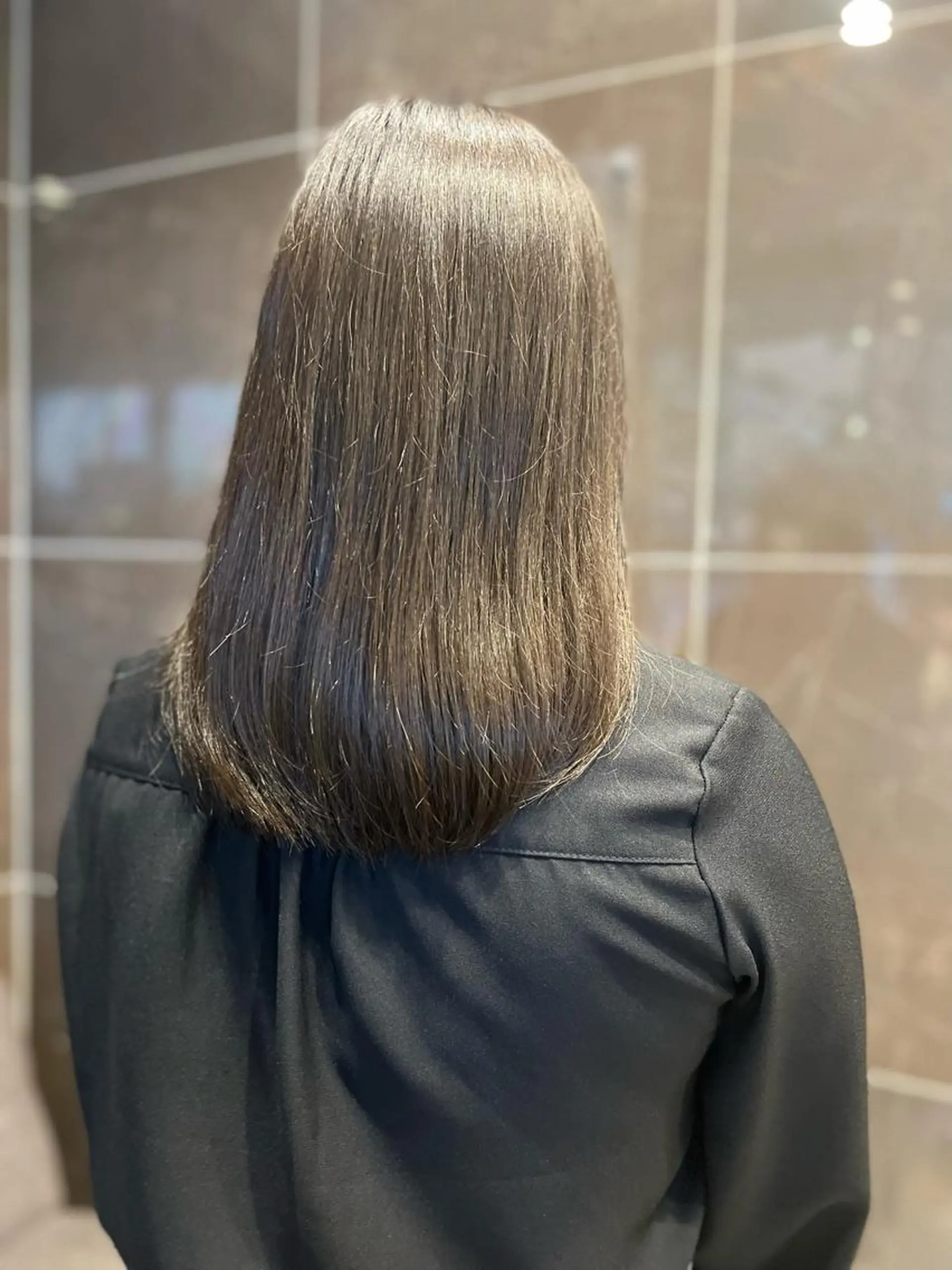 セミロング カラー グレージュ 黒田 愛梨のヘアスタイル