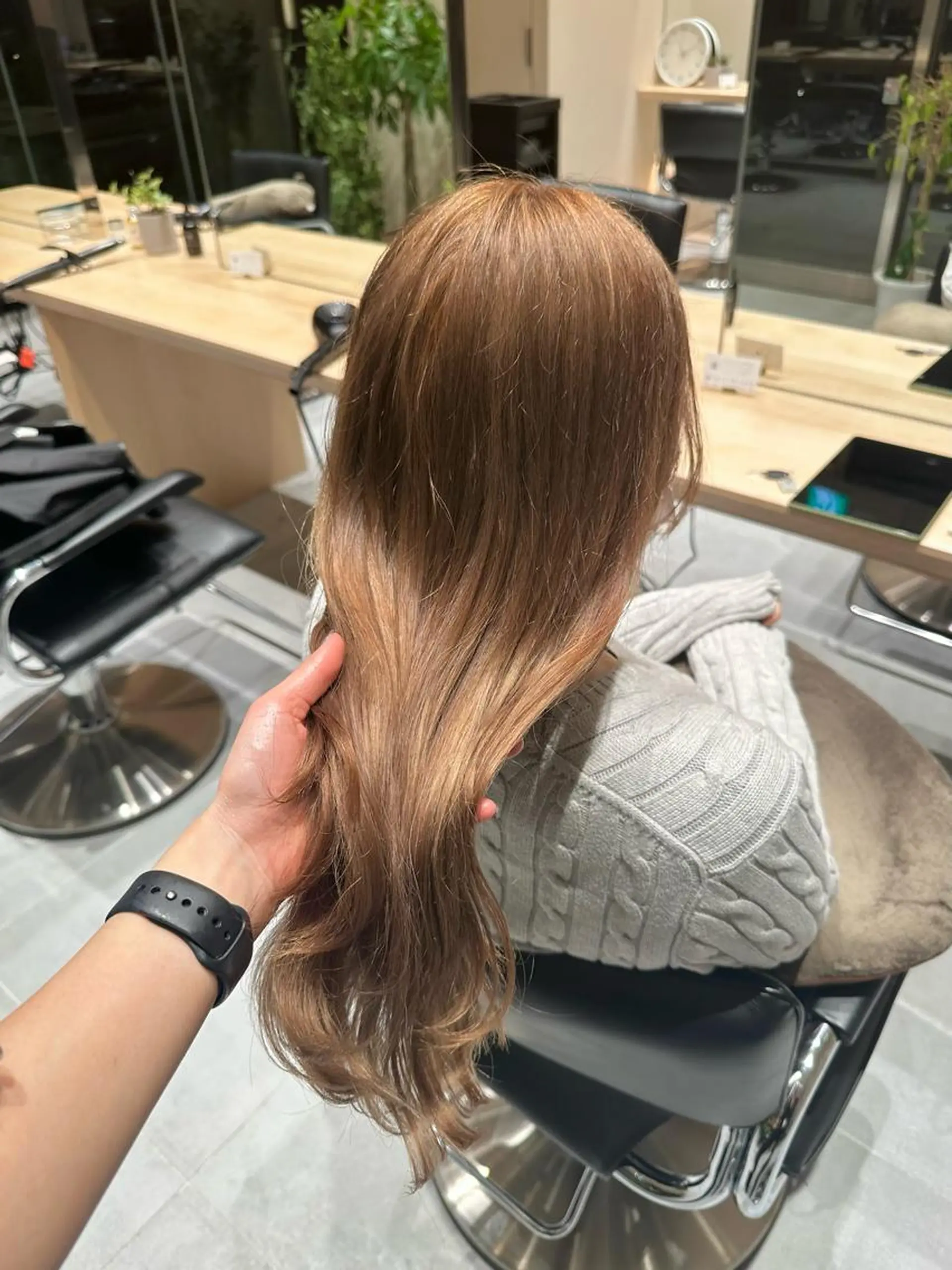 セミロング カラー ミオ💎透ける暗髪 ショートカットのヘアスタイル