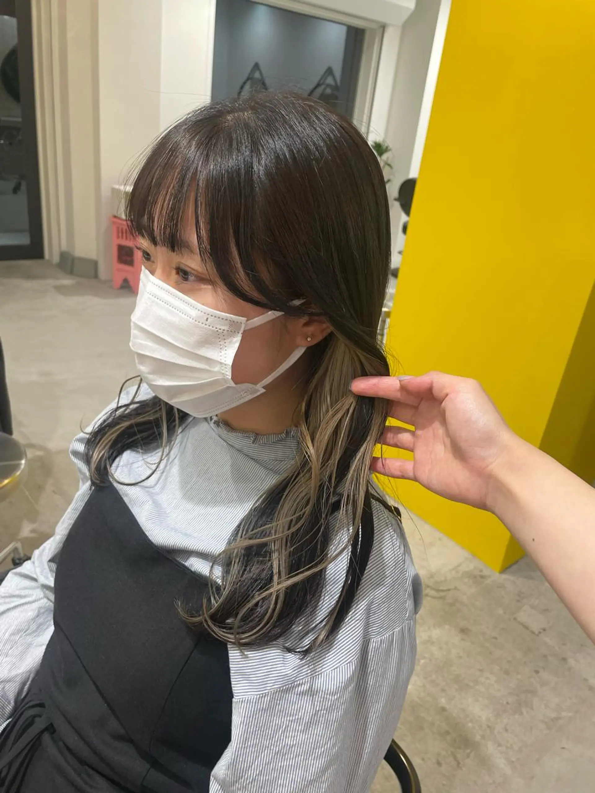 ロング カラー イヤリングカラー Koto🌿 ブリーチなしカラーのヘアスタイル