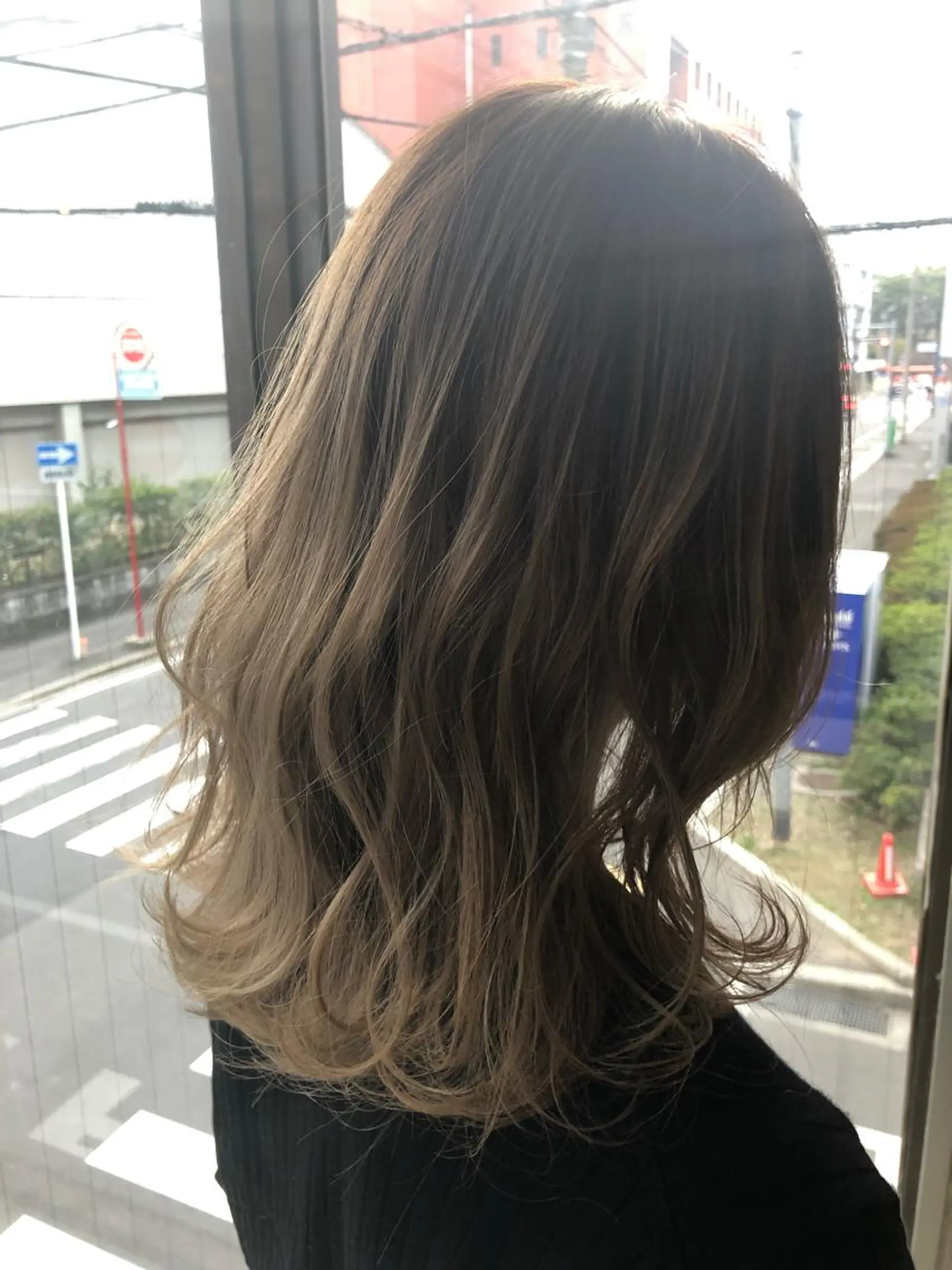 ミディアム カラー グレージュ ミルクティーグレージュ カット ヘアカラー 岡本 一平のヘアスタイル