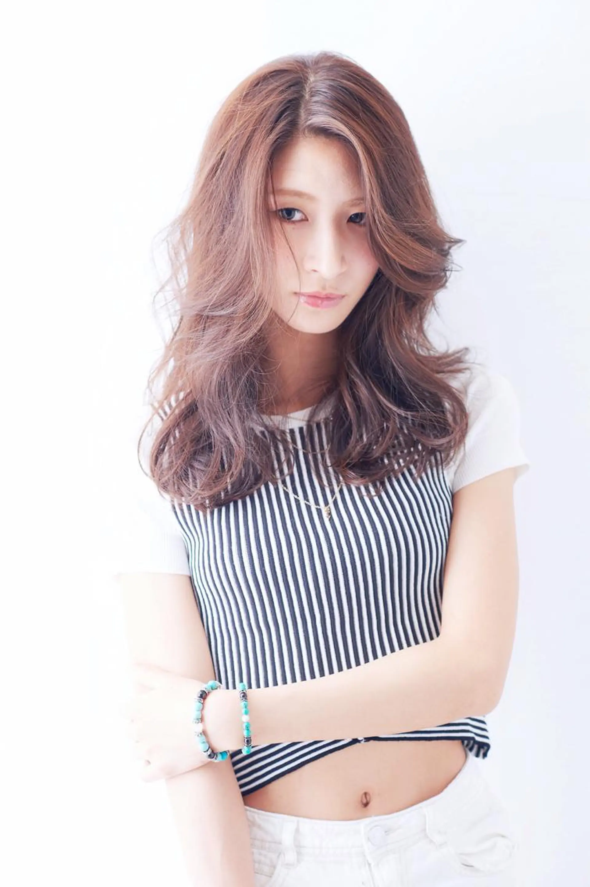 セミロング カラー アッシュ 透明感カラー ハイライトカラー ハイライト アオガミ （前髪顔周りカット）のヘアスタイル