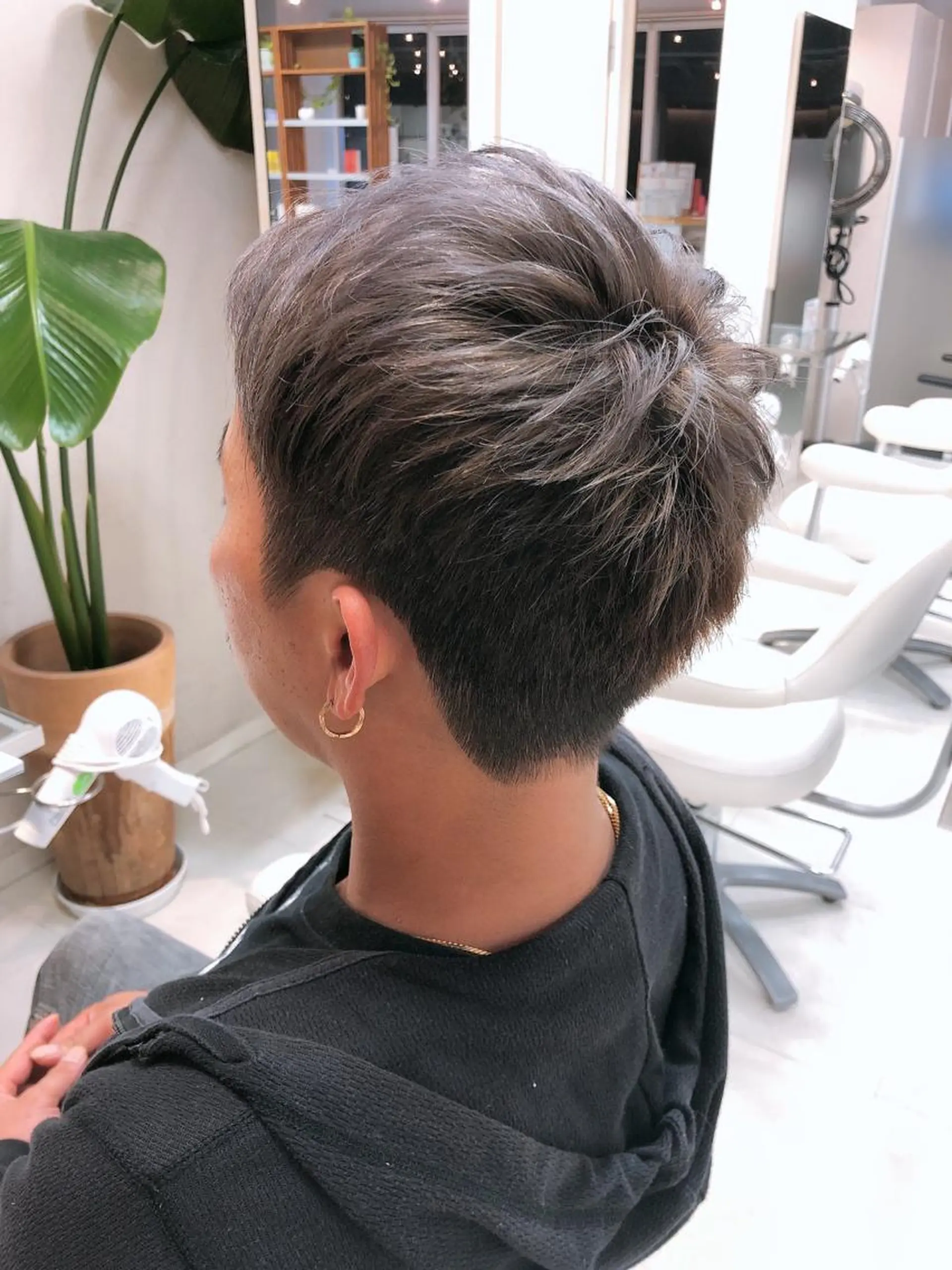 カラー メンズ メンズブリーチ メンズハイライト ブリーチ ハイライトカラー シルバー カット ヘアカラー 阿部 美咲のヘアスタイル